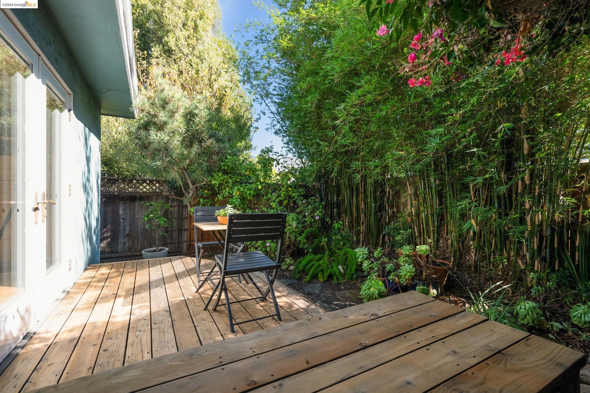 6102 Santa Cruz Ave