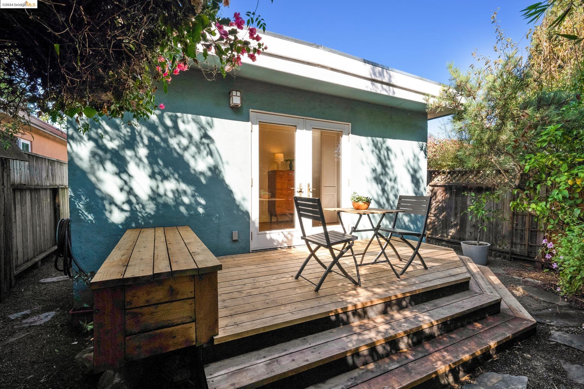 6102 Santa Cruz Ave