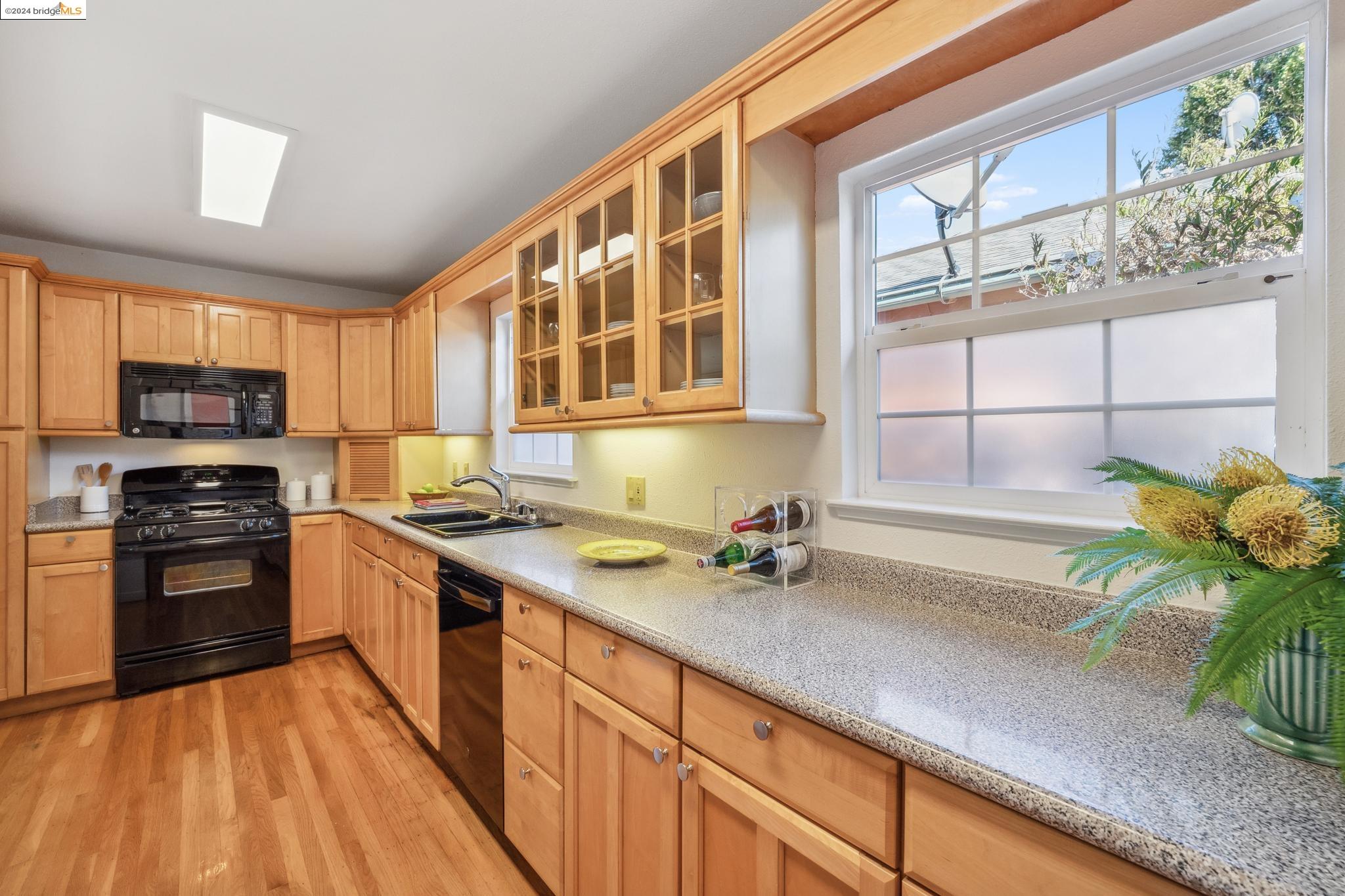 6102 Santa Cruz Ave