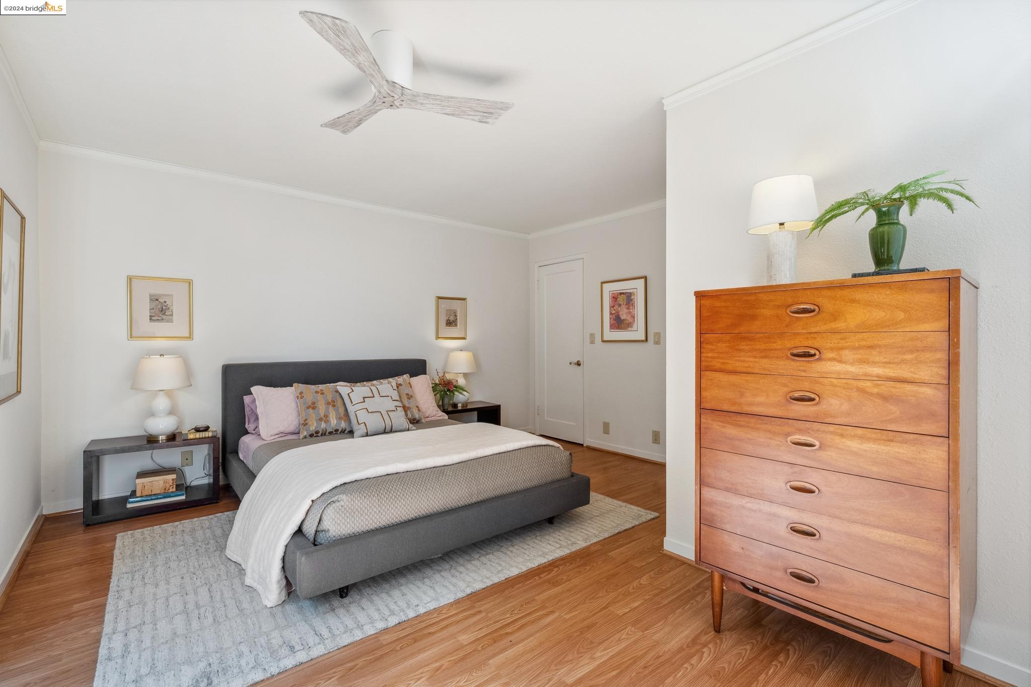 6102 Santa Cruz Ave