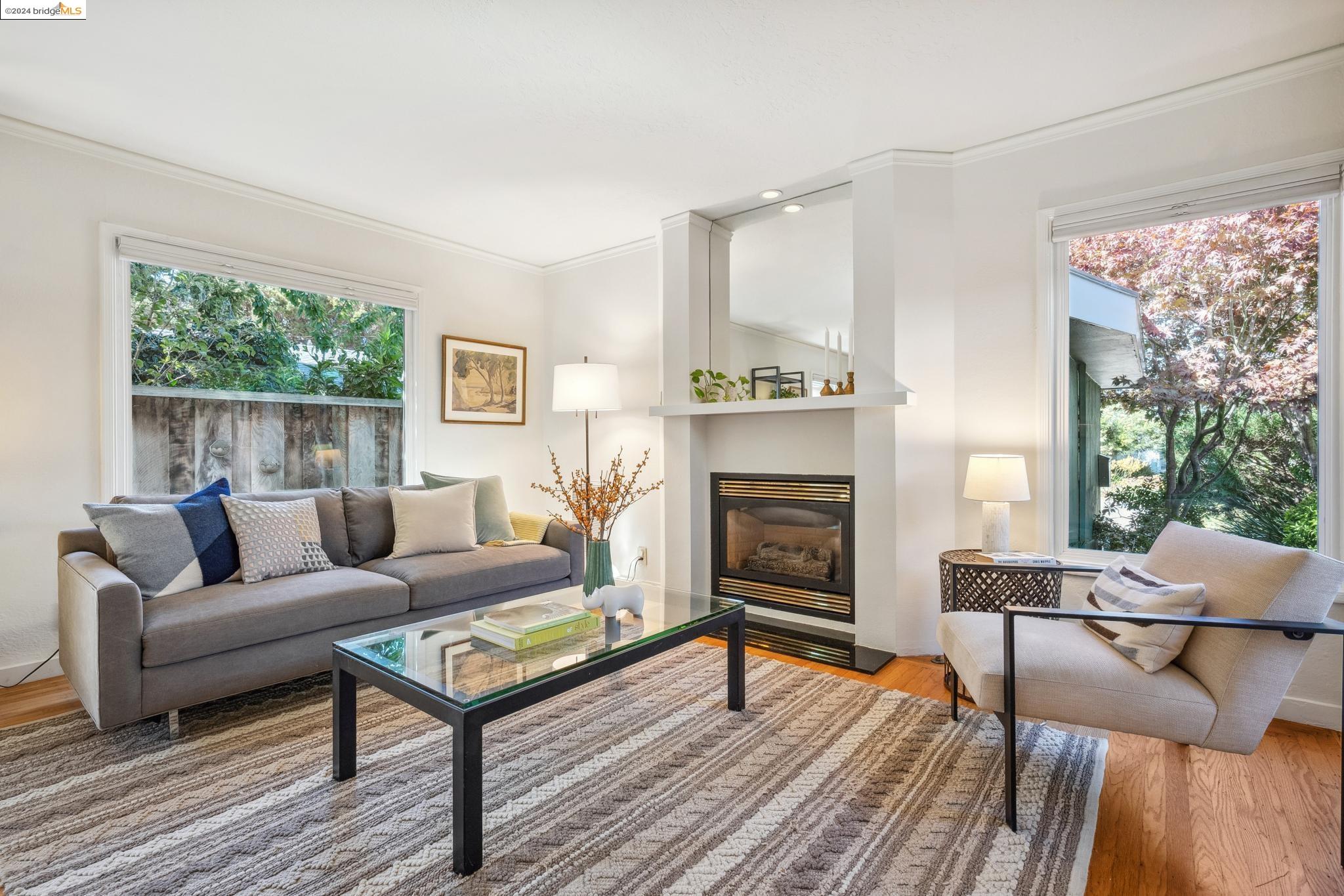 6102 Santa Cruz Ave