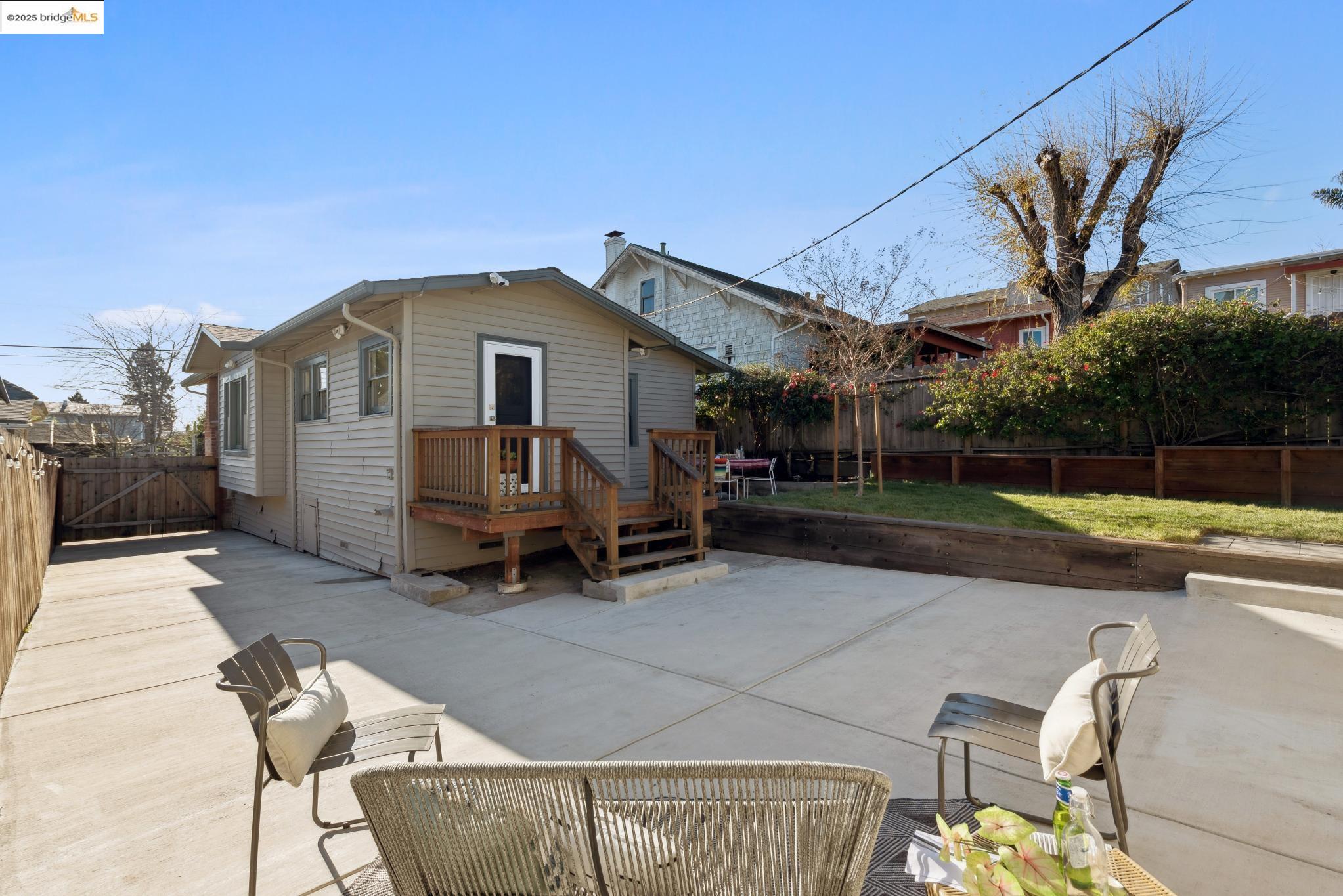 2558 Scenic Ave