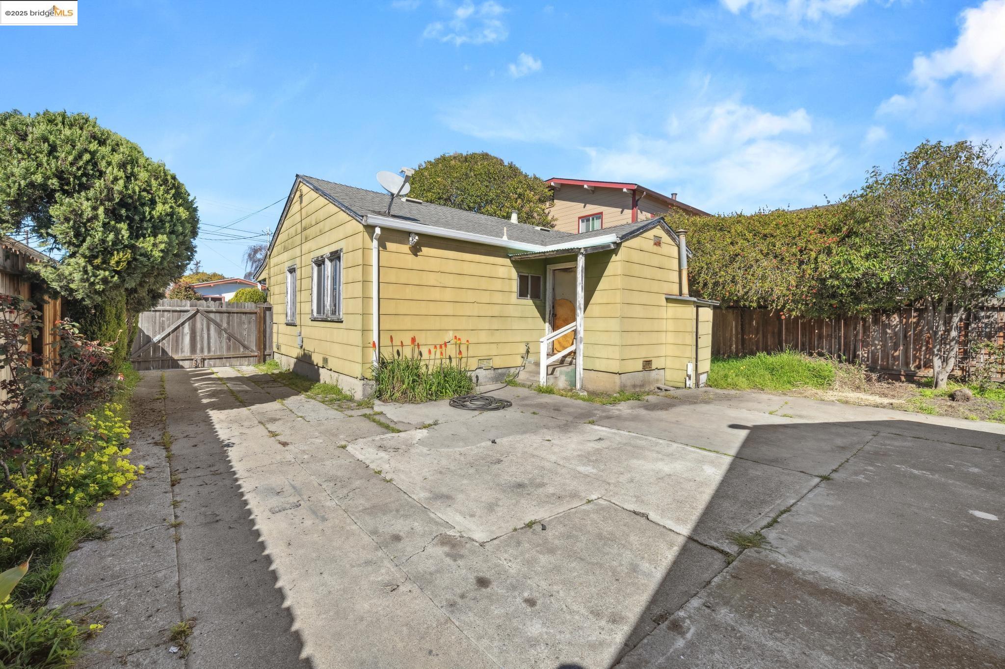 2370 Lowell Ave