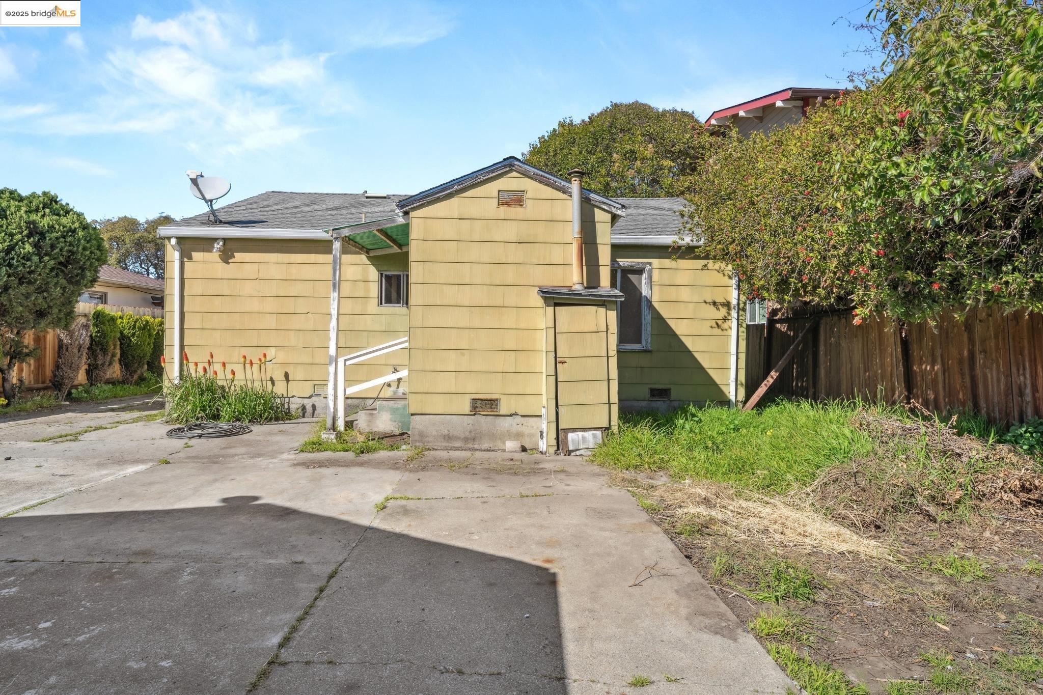 2370 Lowell Ave