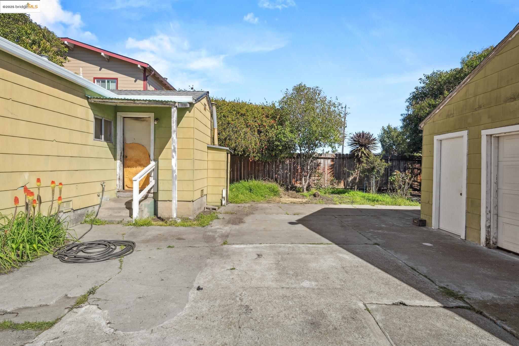 2370 Lowell Ave