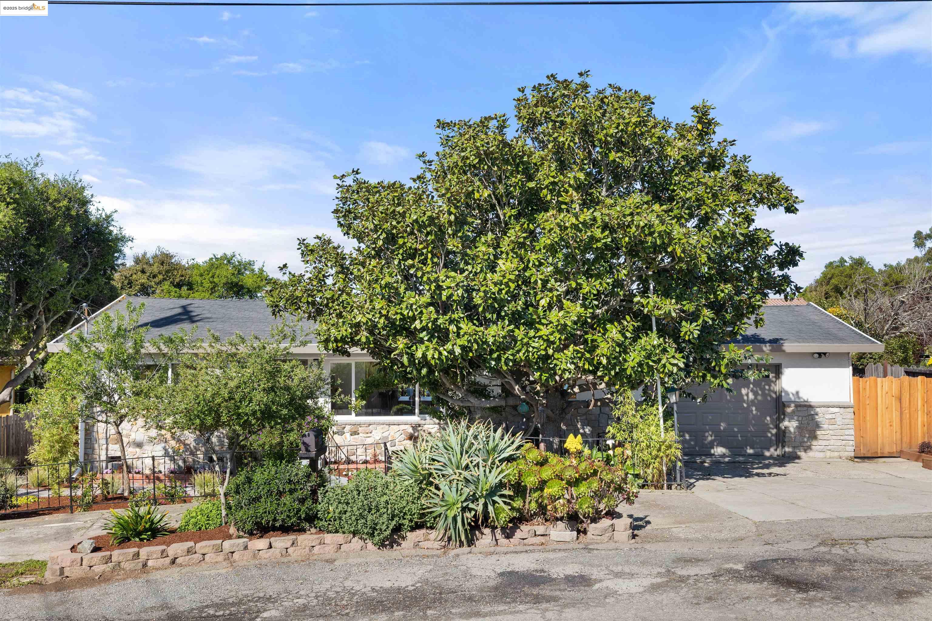 887 N Rancho Rd