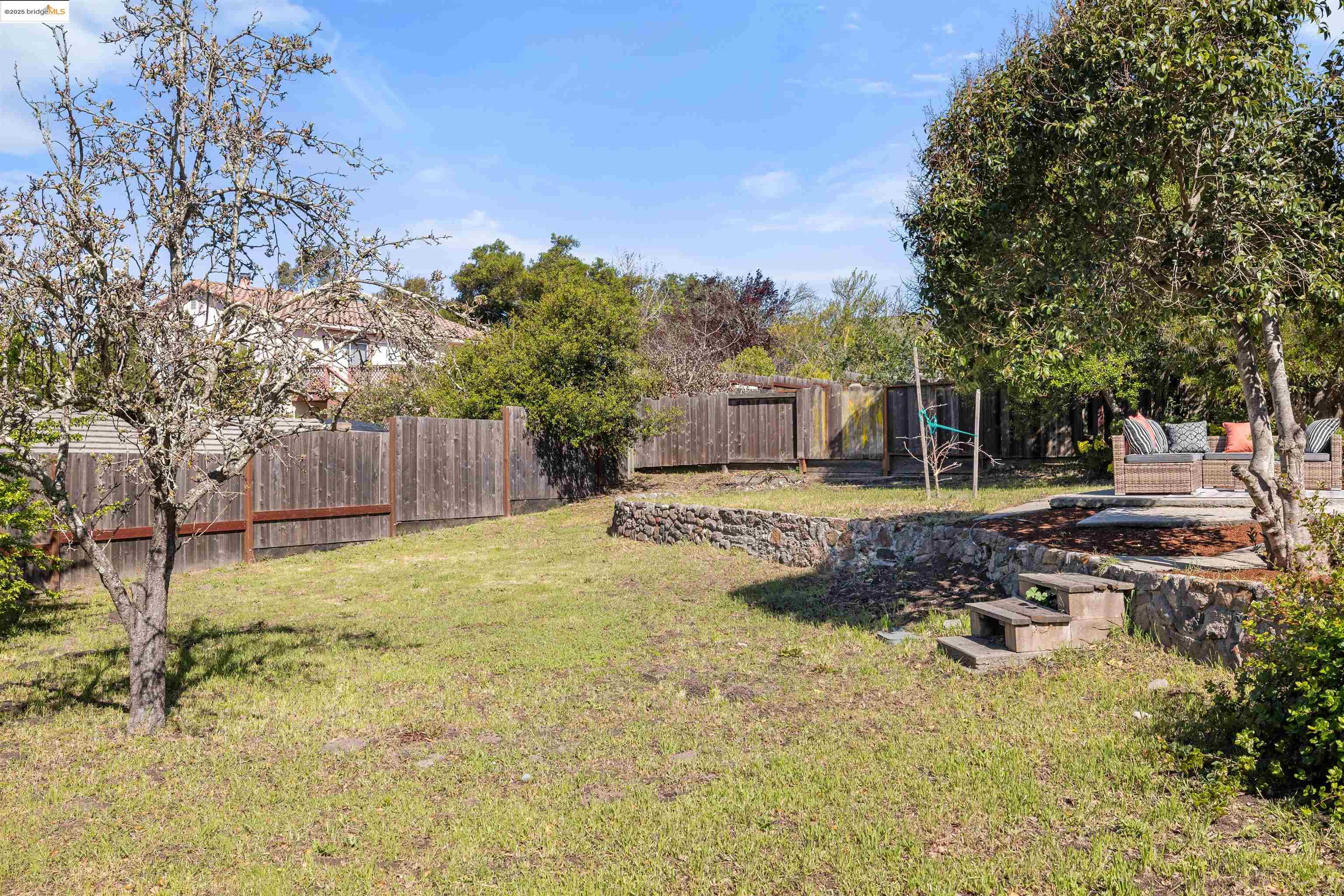 887 N Rancho Rd