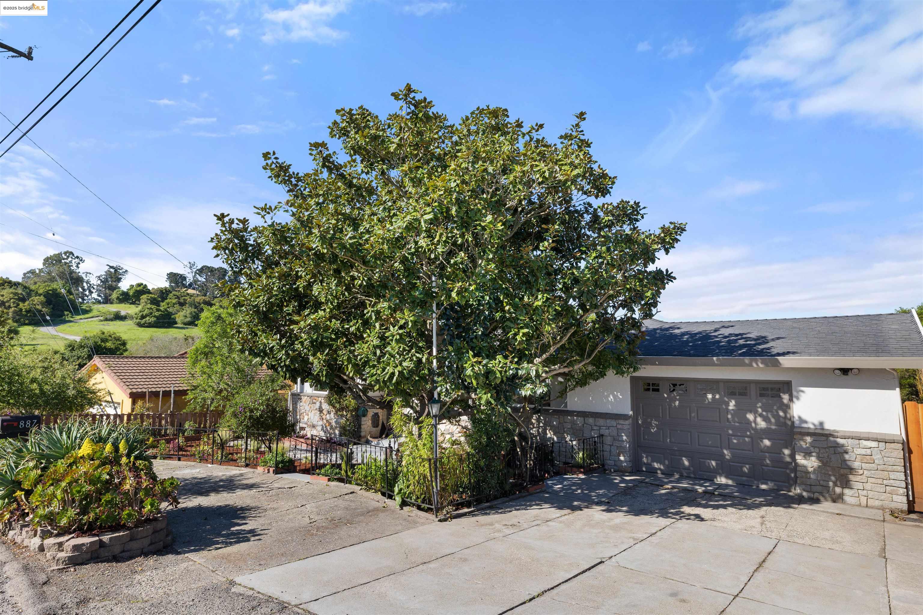 887 N Rancho Rd