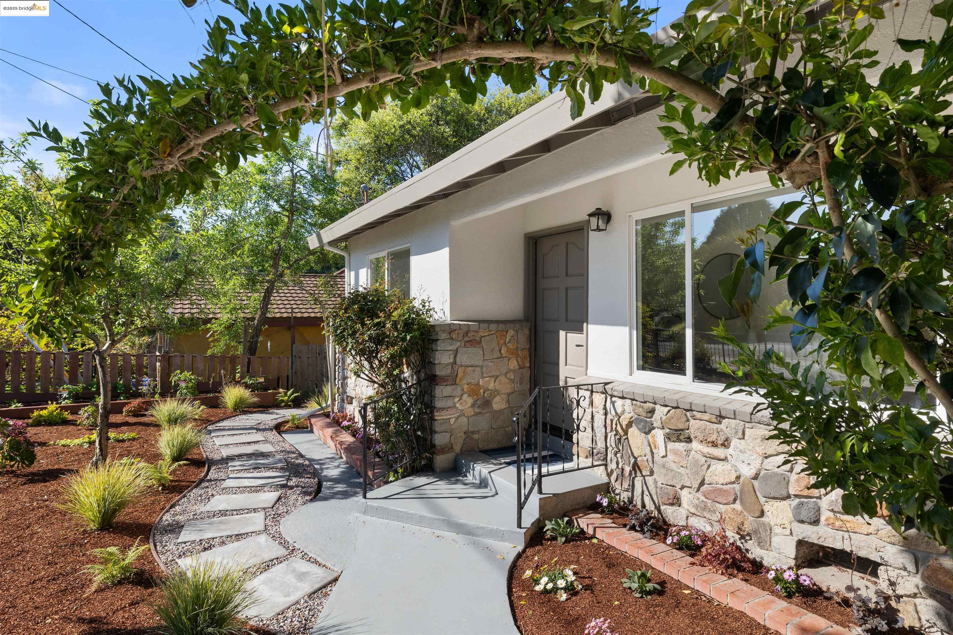 887 N Rancho Rd