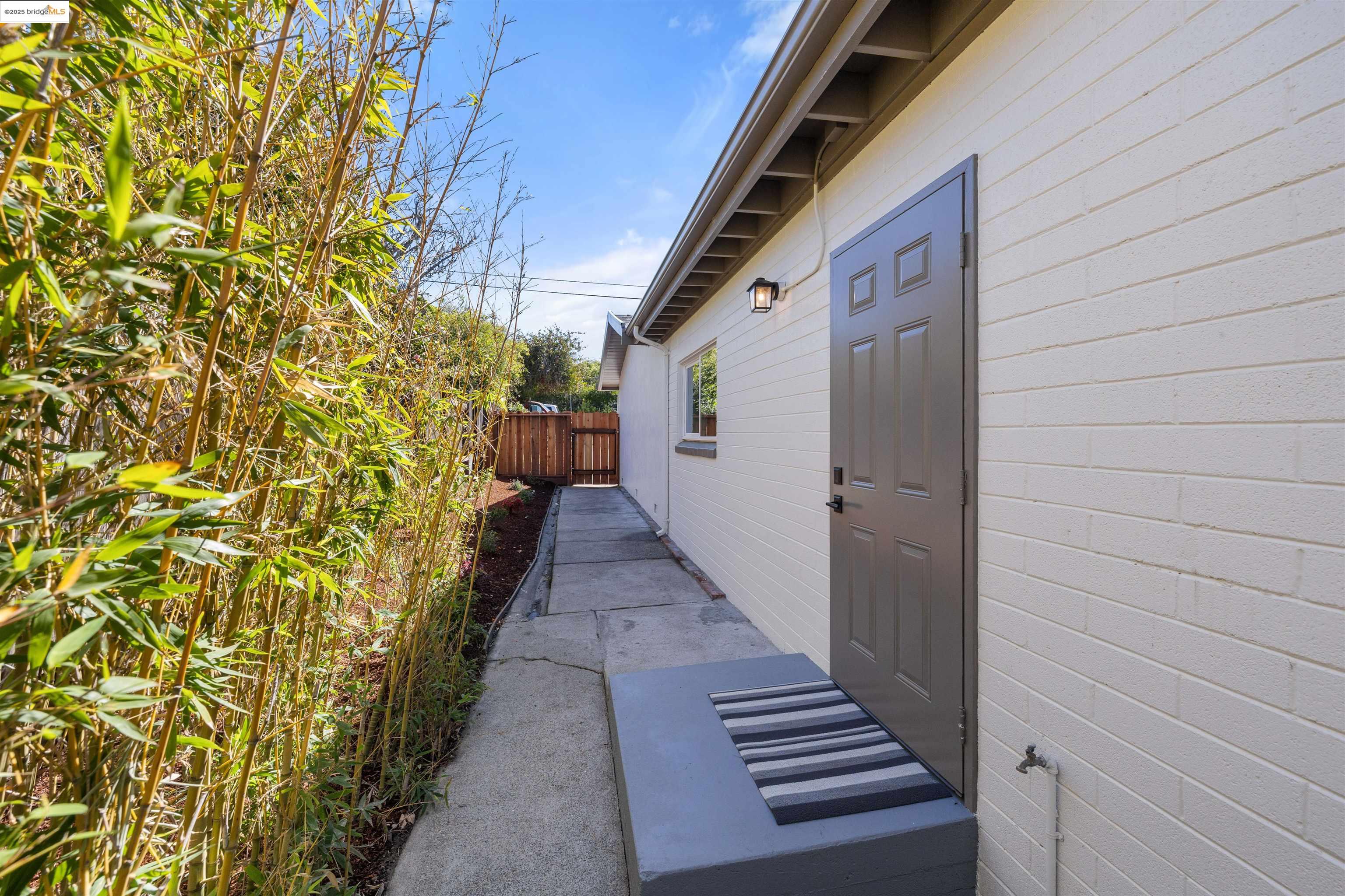 887 N Rancho Rd