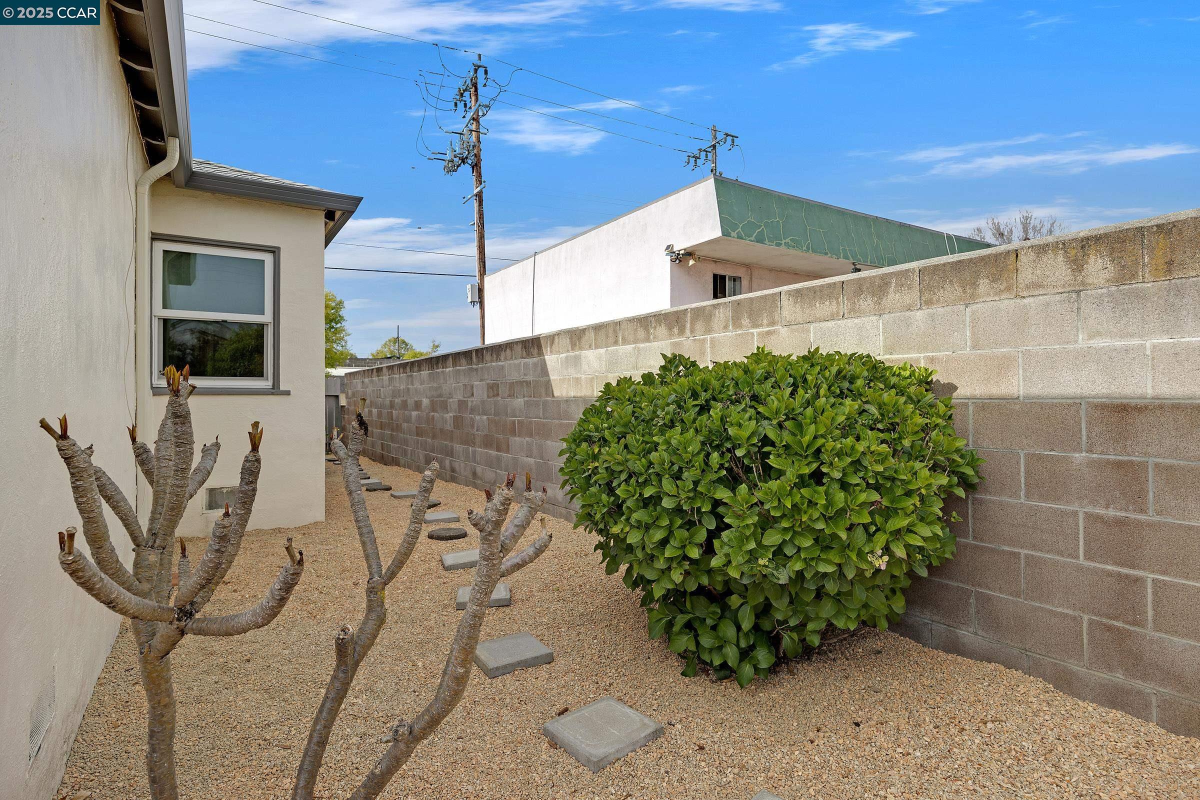 6212 Santa Cruz Ave