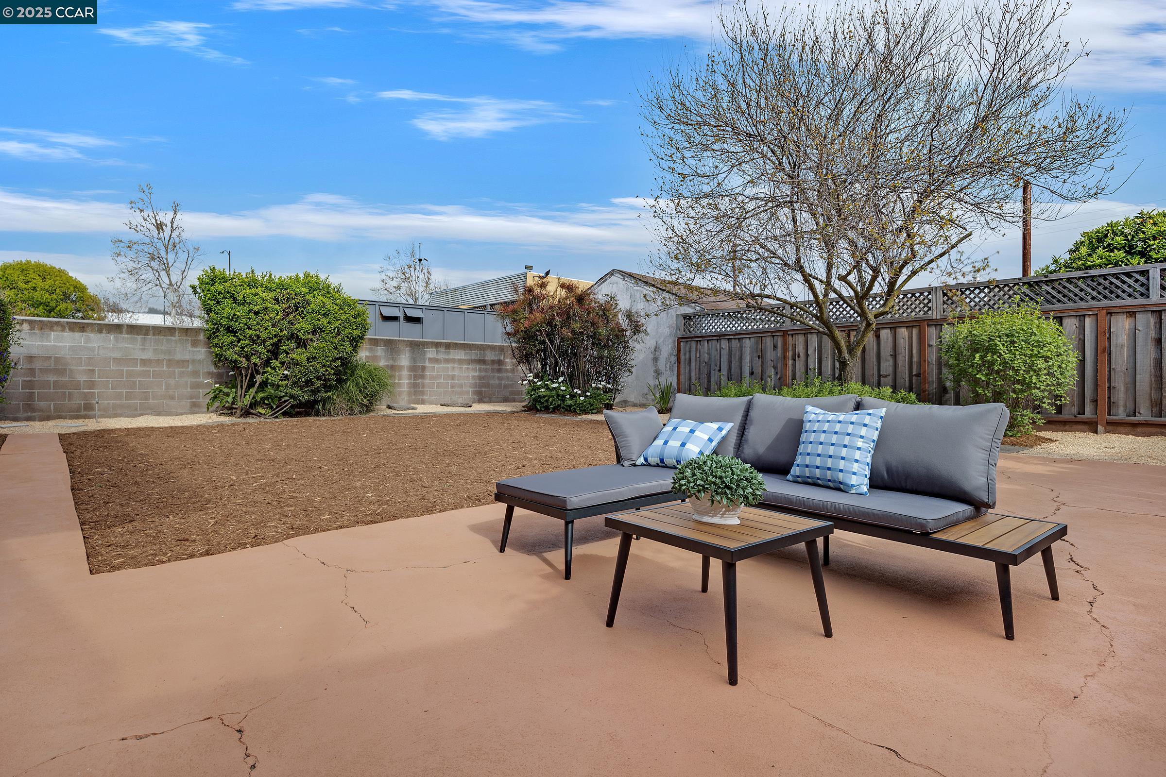 6212 Santa Cruz Ave