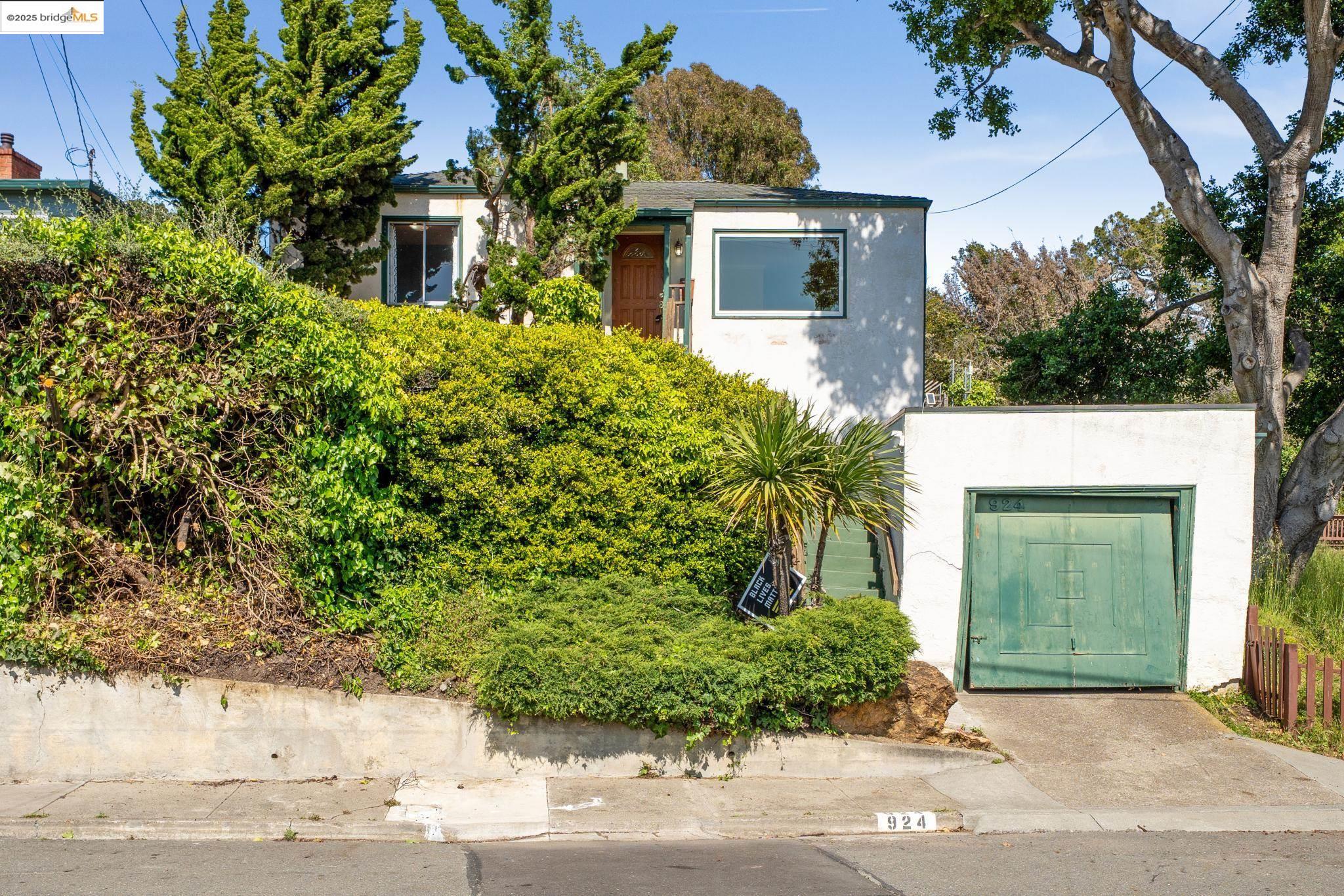 924 Balra Dr