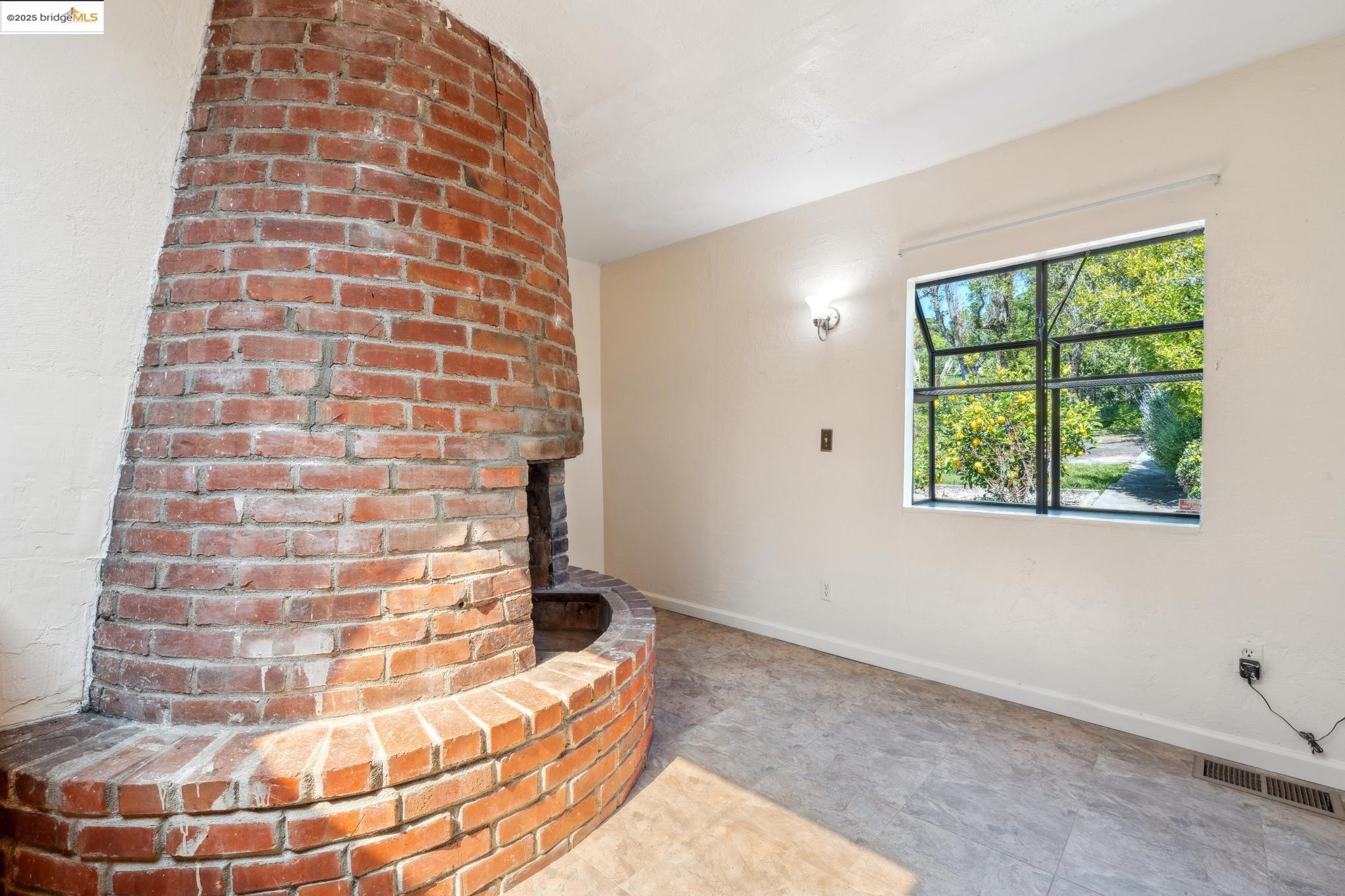 924 Balra Dr