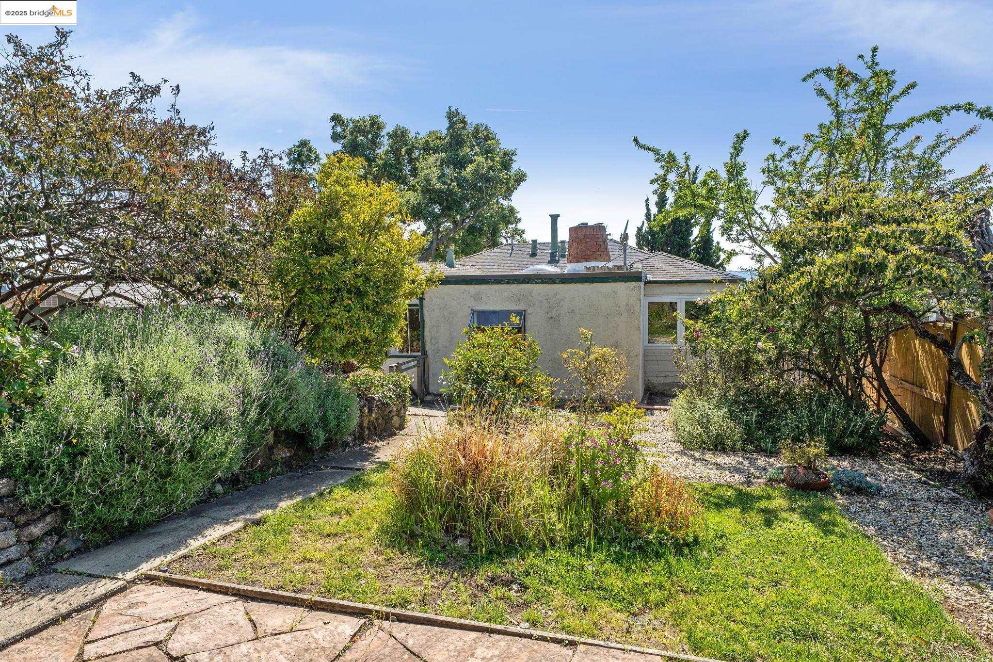 924 Balra Dr