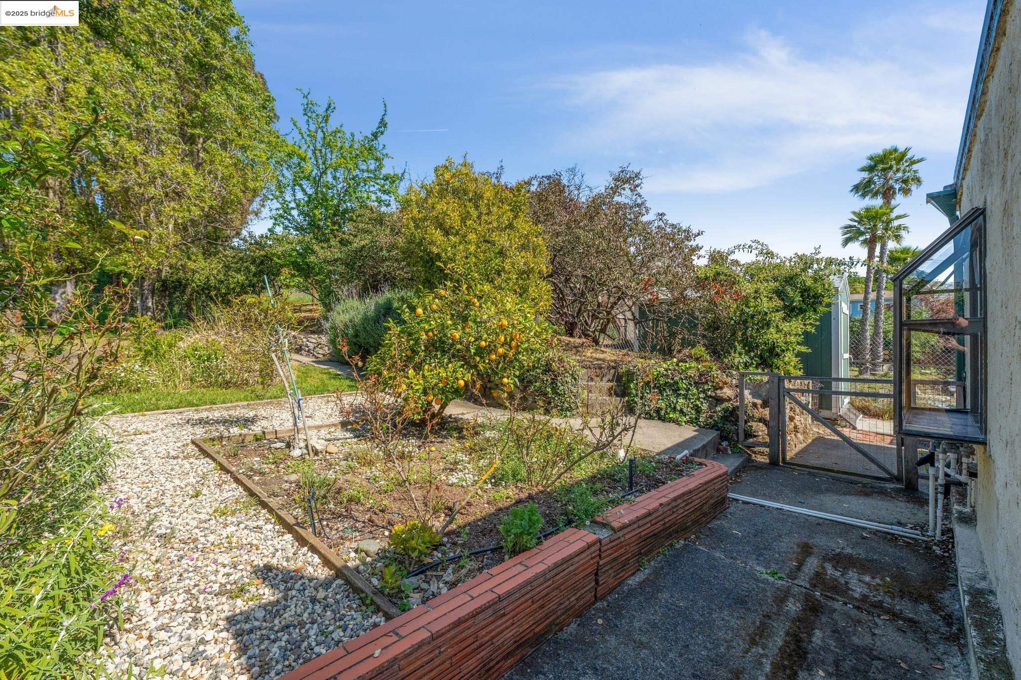 924 Balra Dr