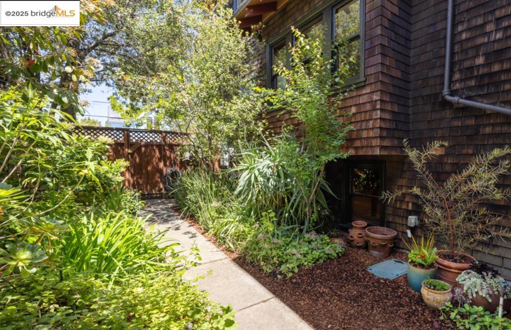 2316 Carleton St