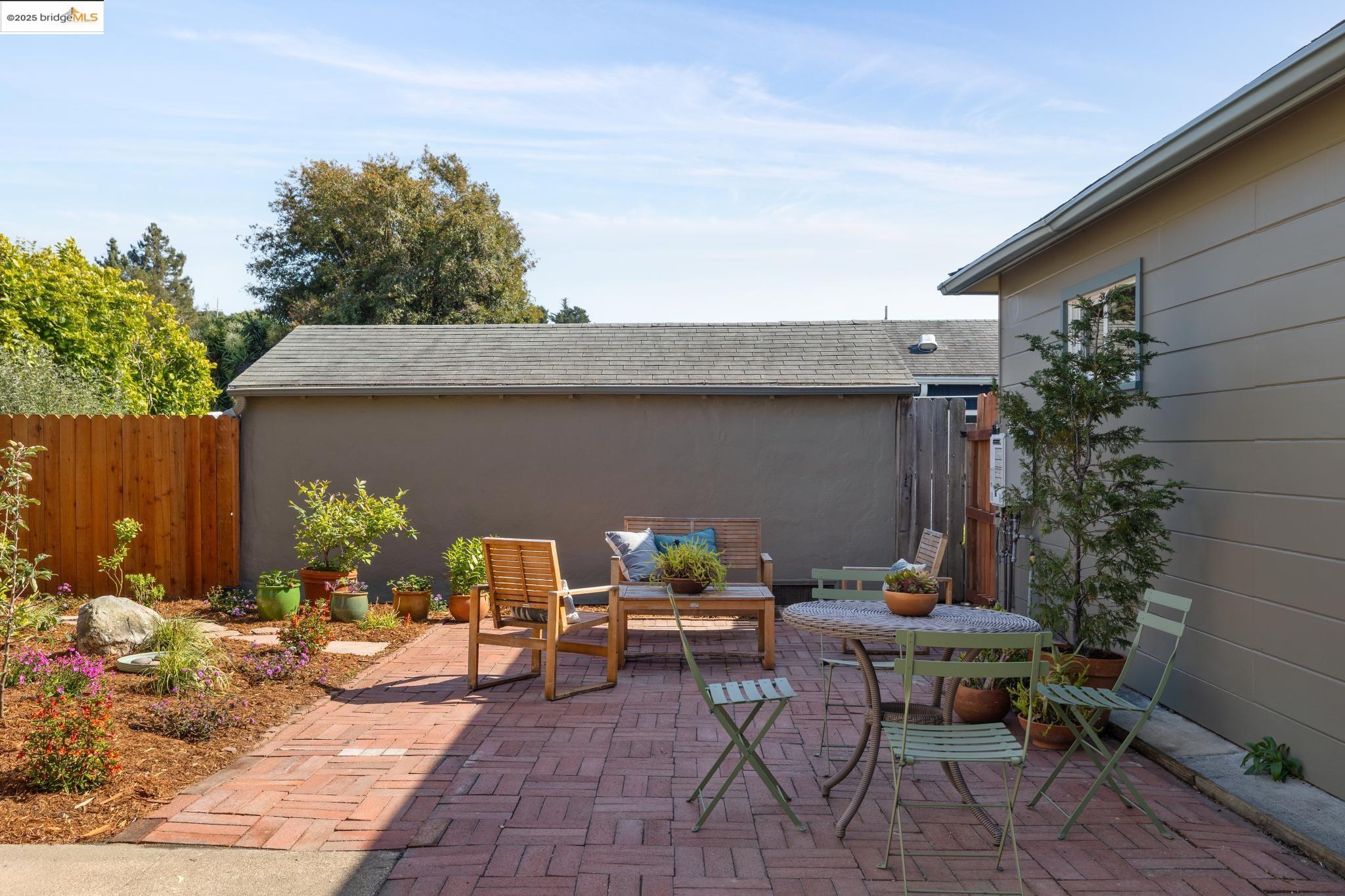 2320 Cedar St