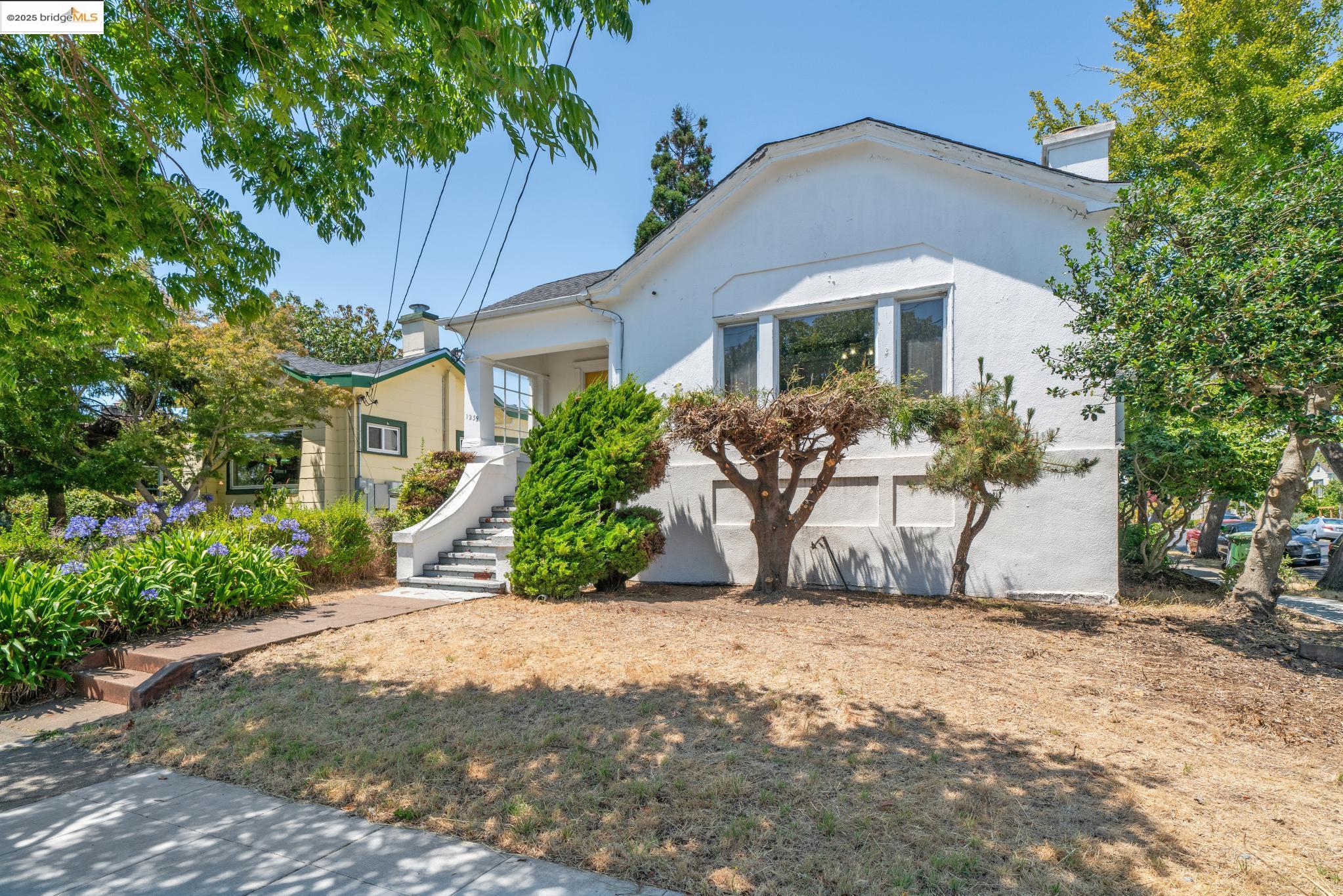 1239 Carleton St