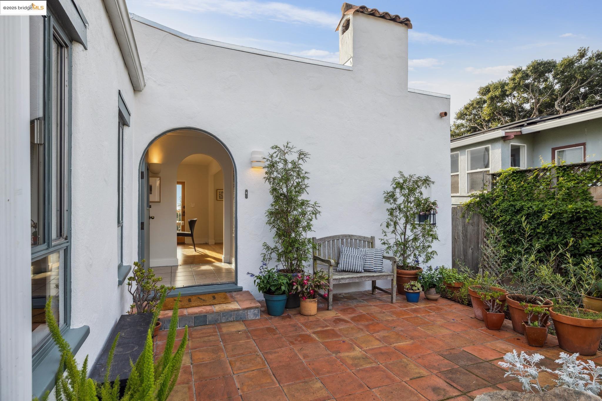 608 Colusa Ave