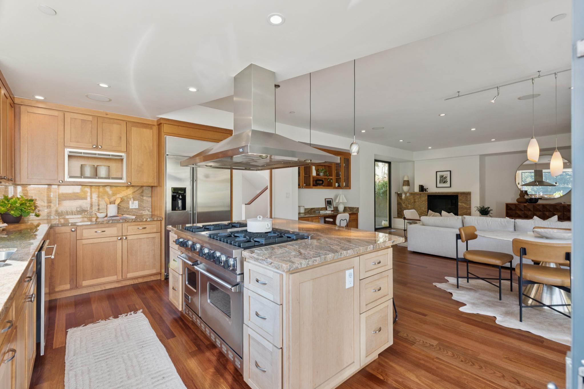 1015 Grand View Dr