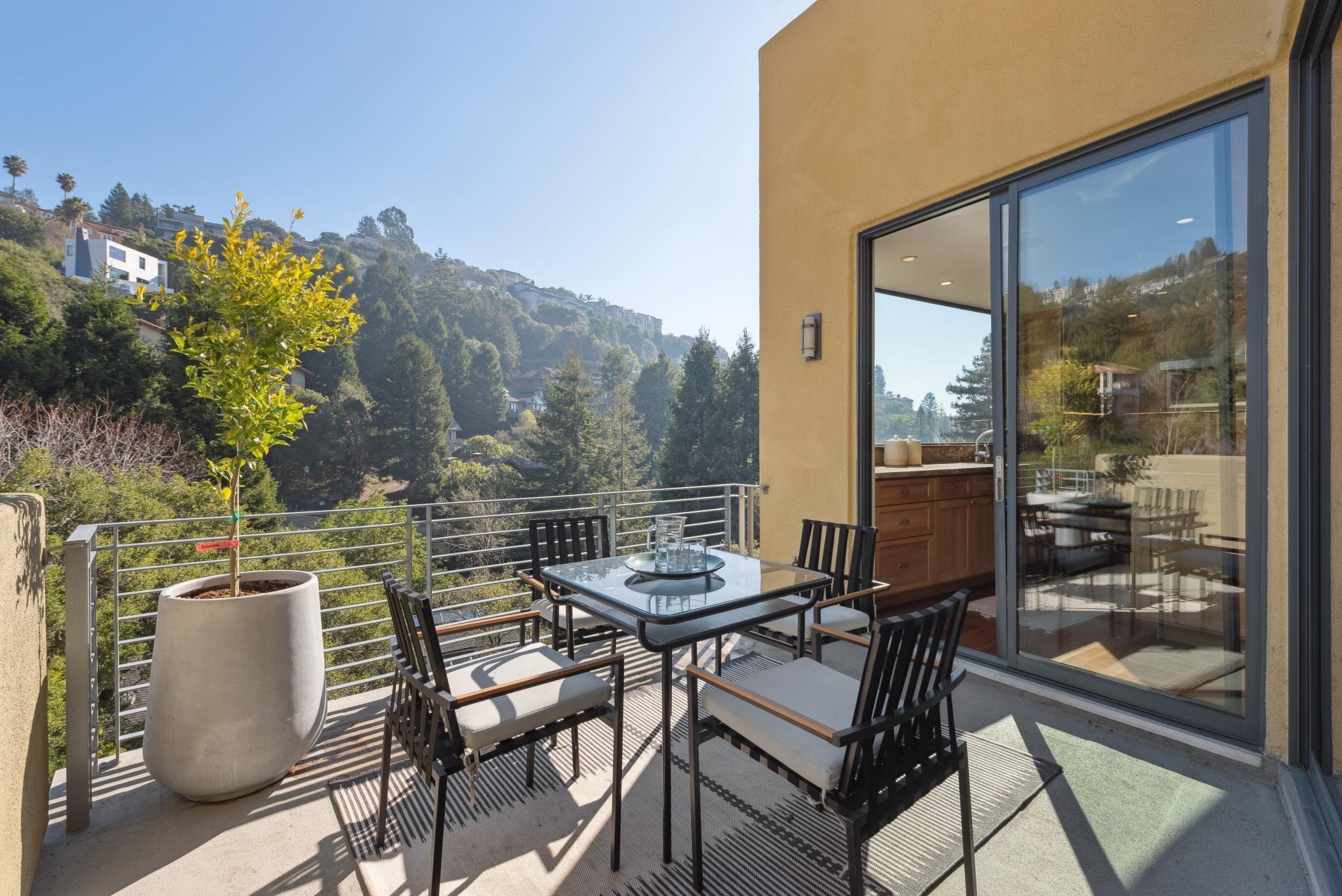 1015 Grand View Dr