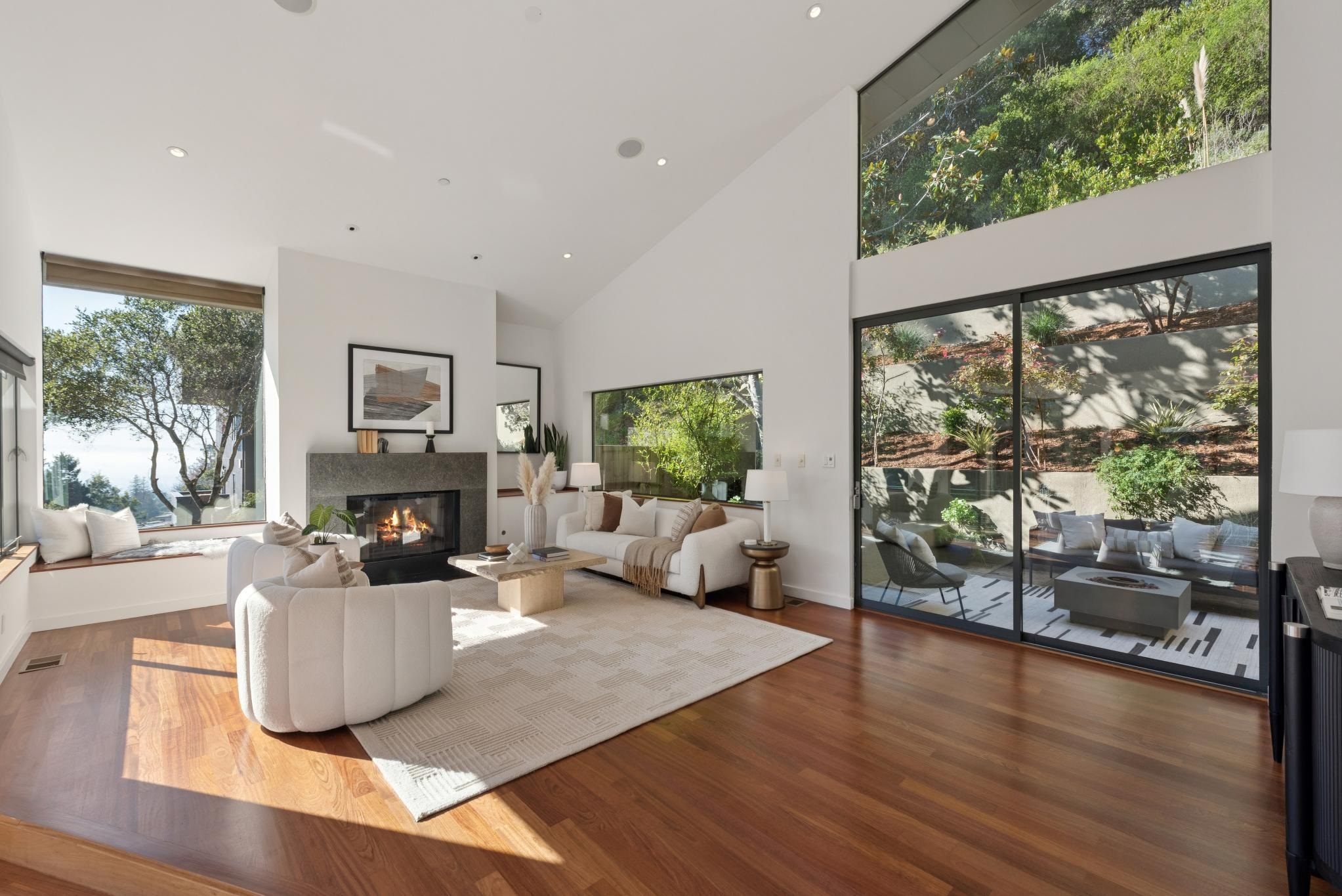 1015 Grand View Dr