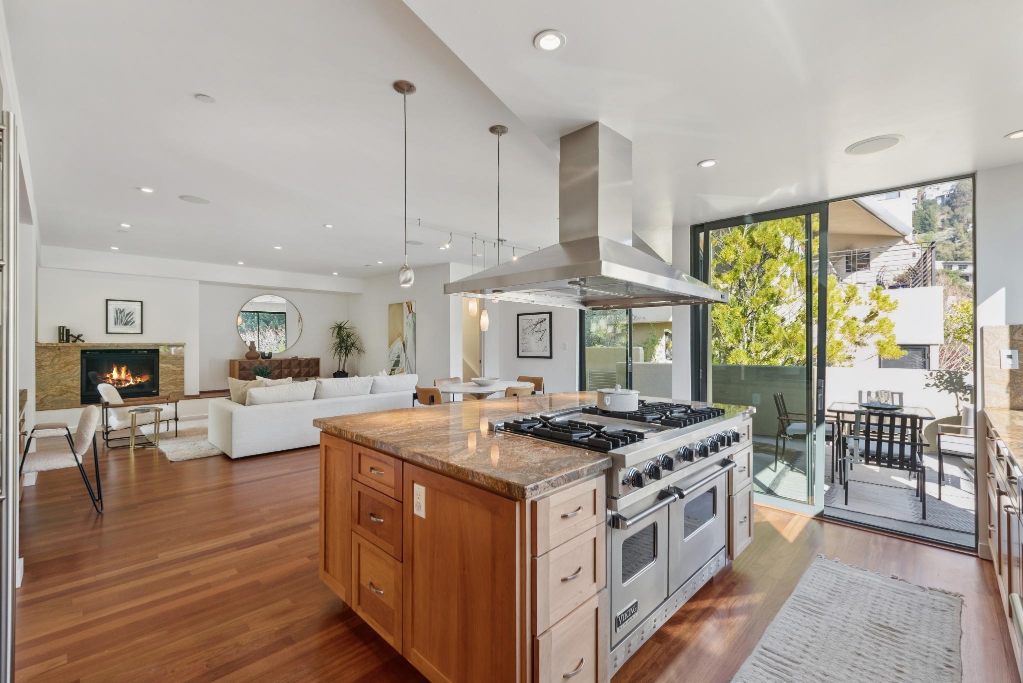 1015 Grand View Dr