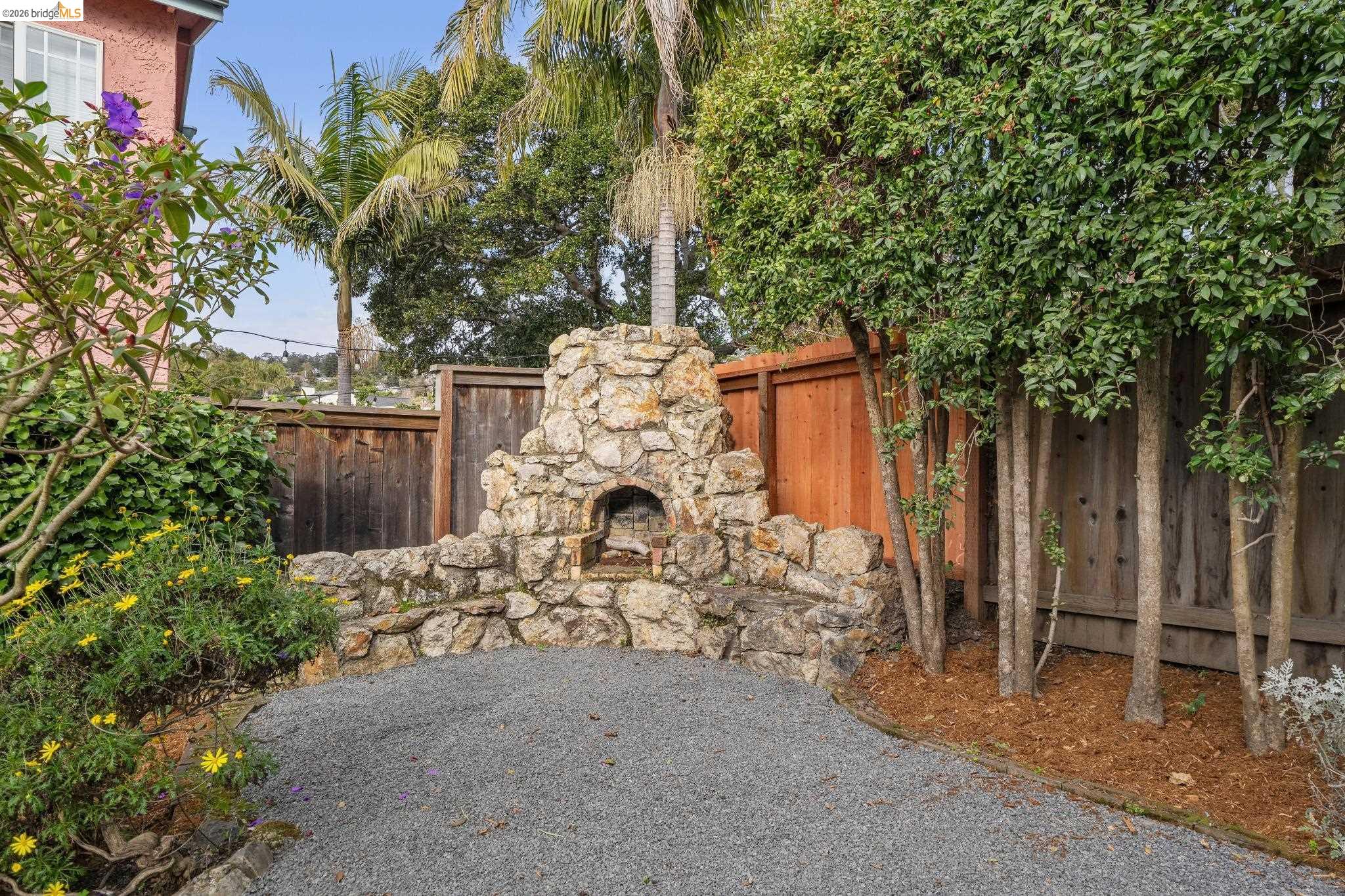 1563 Thousand Oaks Blvd
