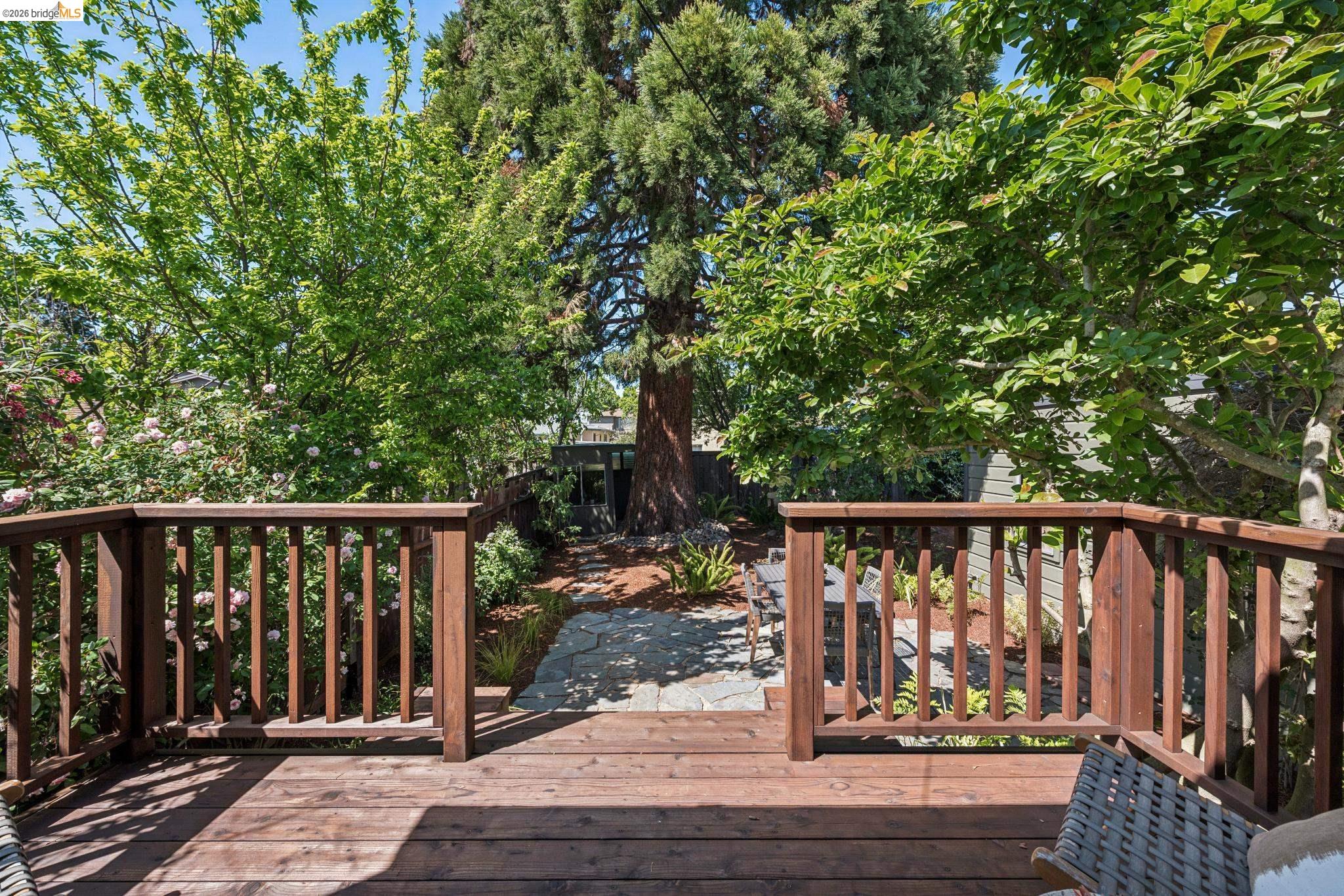 1233 Carleton St