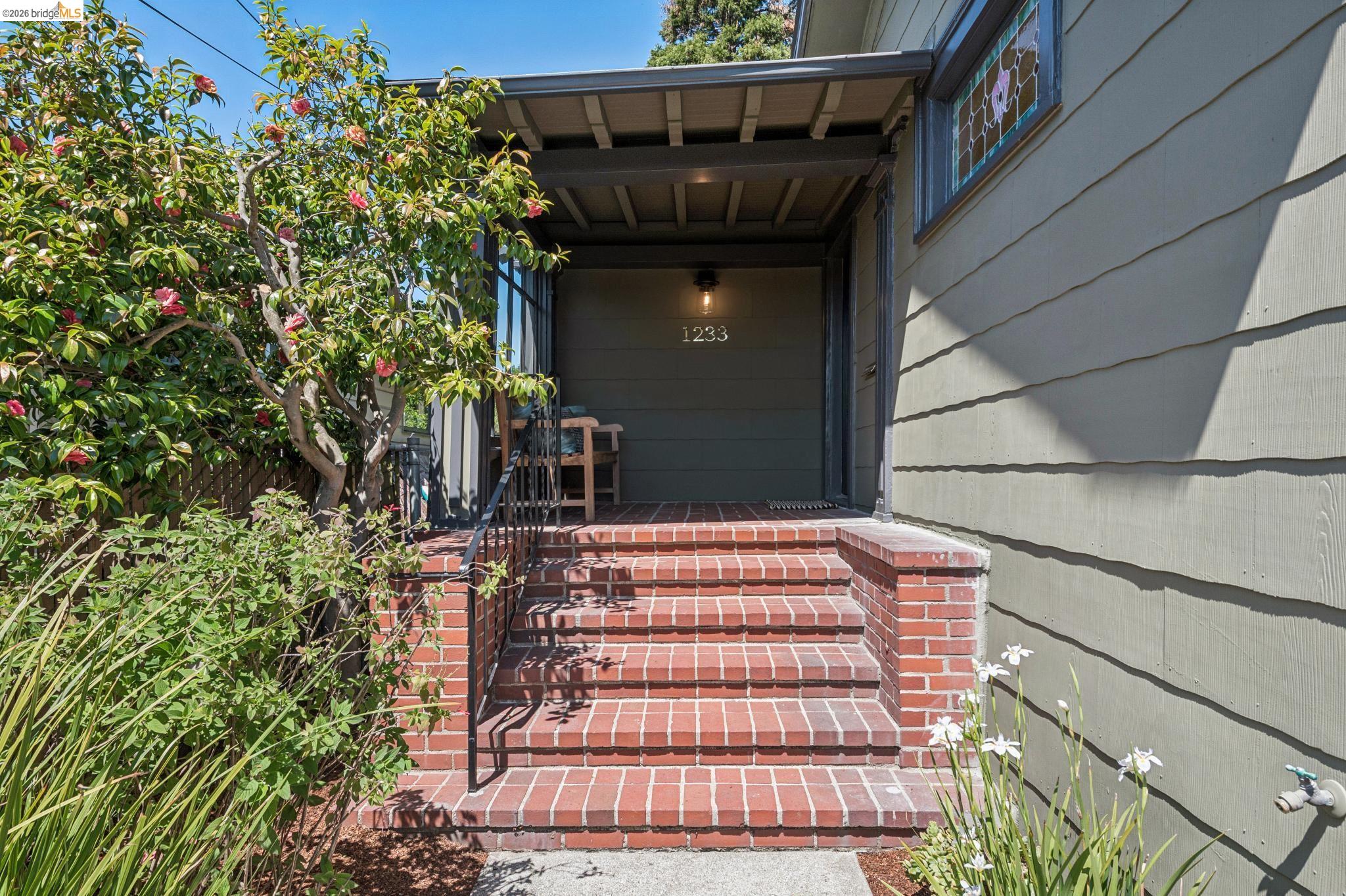 1233 Carleton St