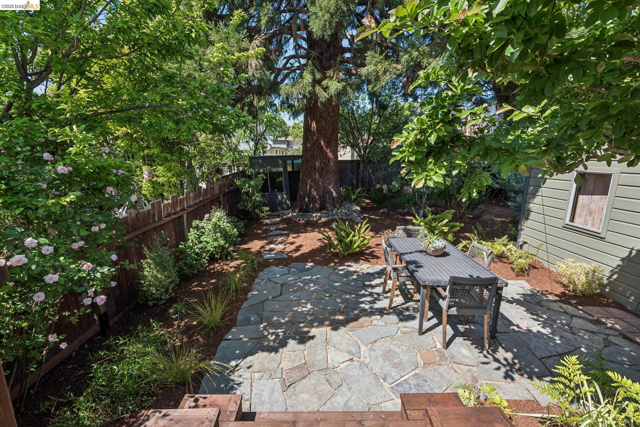 1233 Carleton St