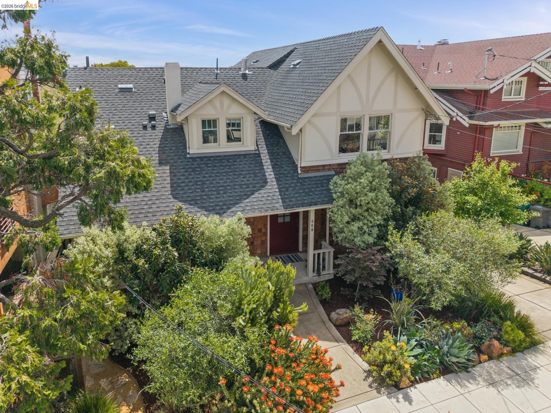 608 Jean St