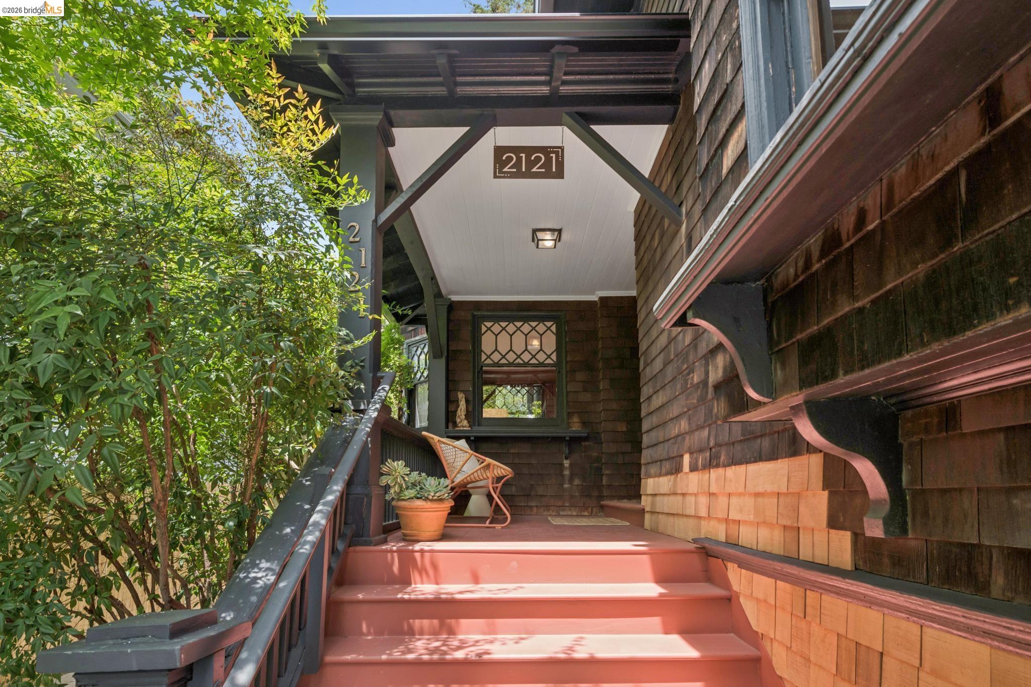 2121 Carleton St