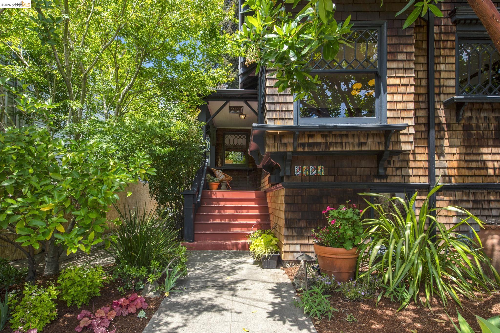2121 Carleton St