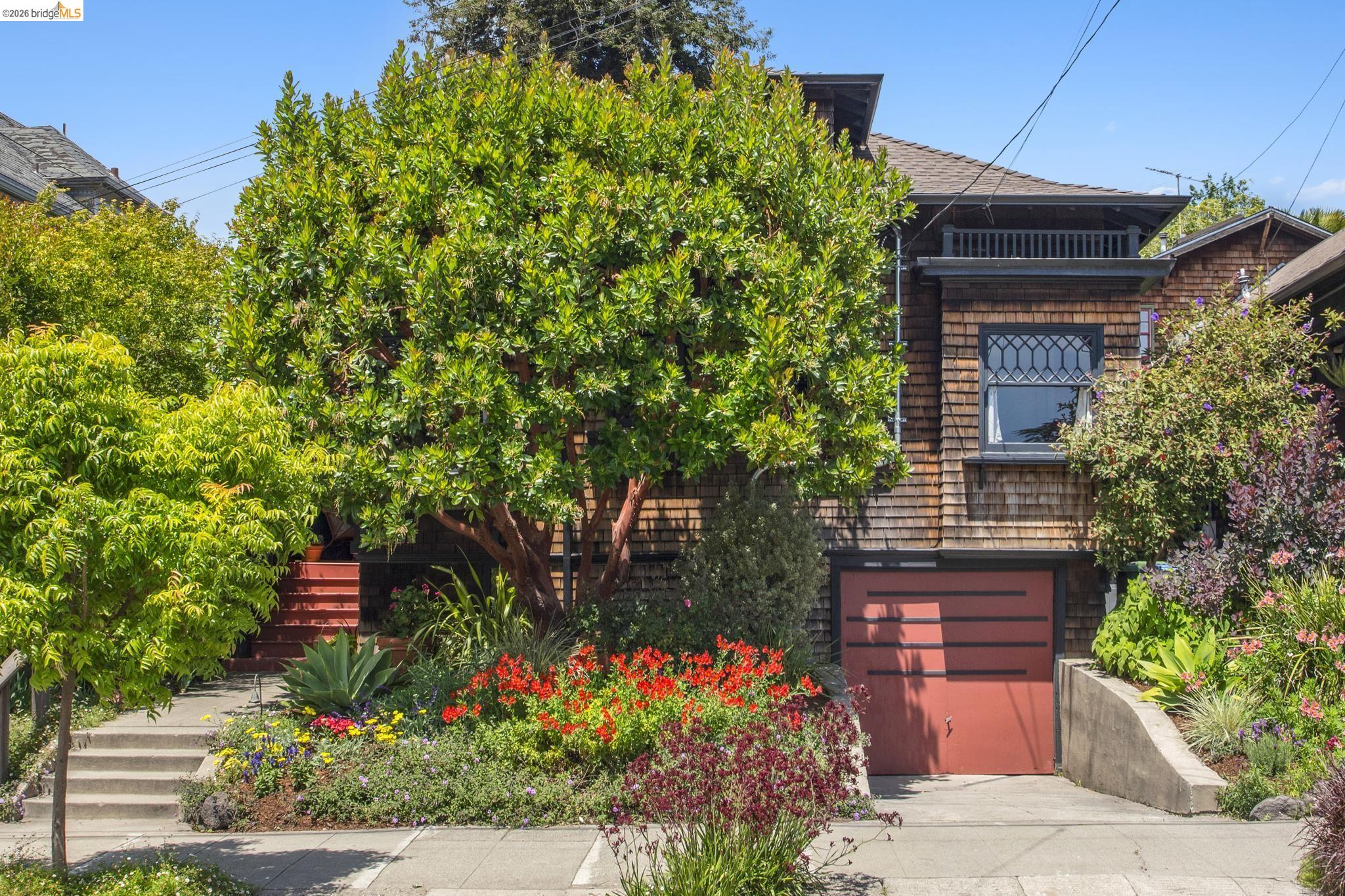 2121 Carleton St