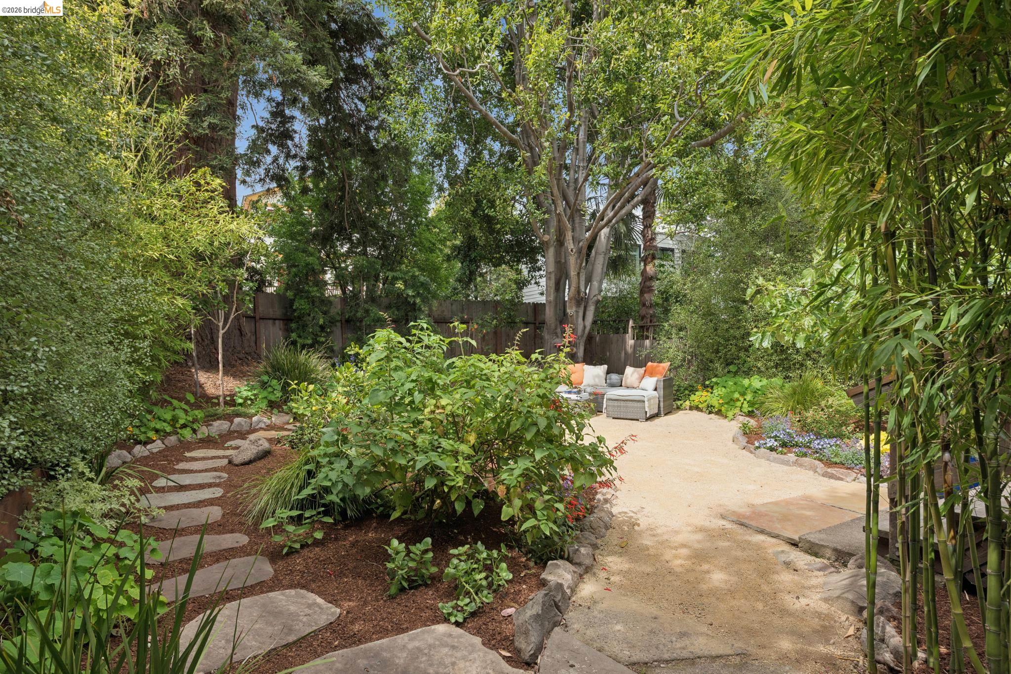 2121 Carleton St