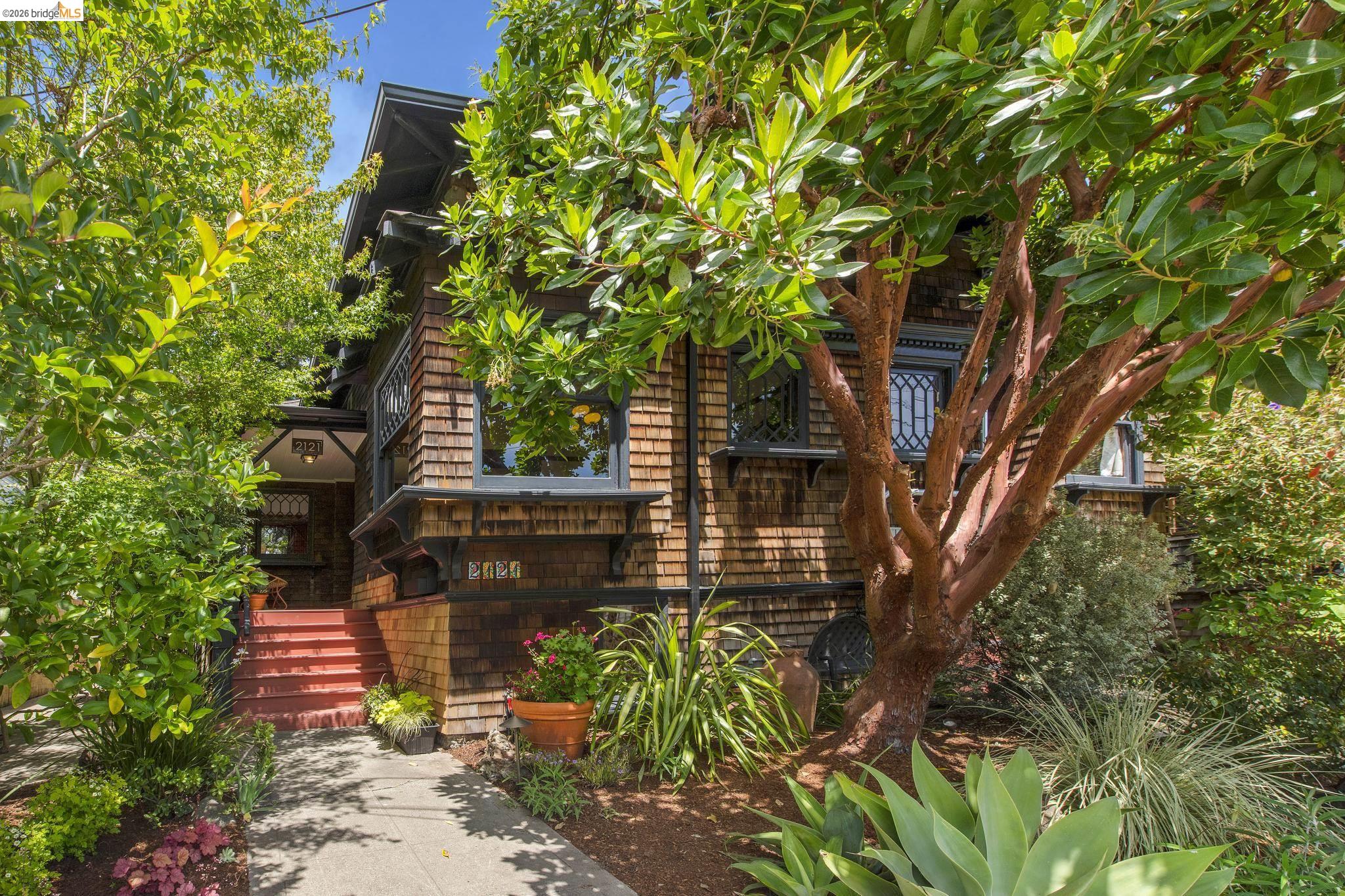 2121 Carleton St