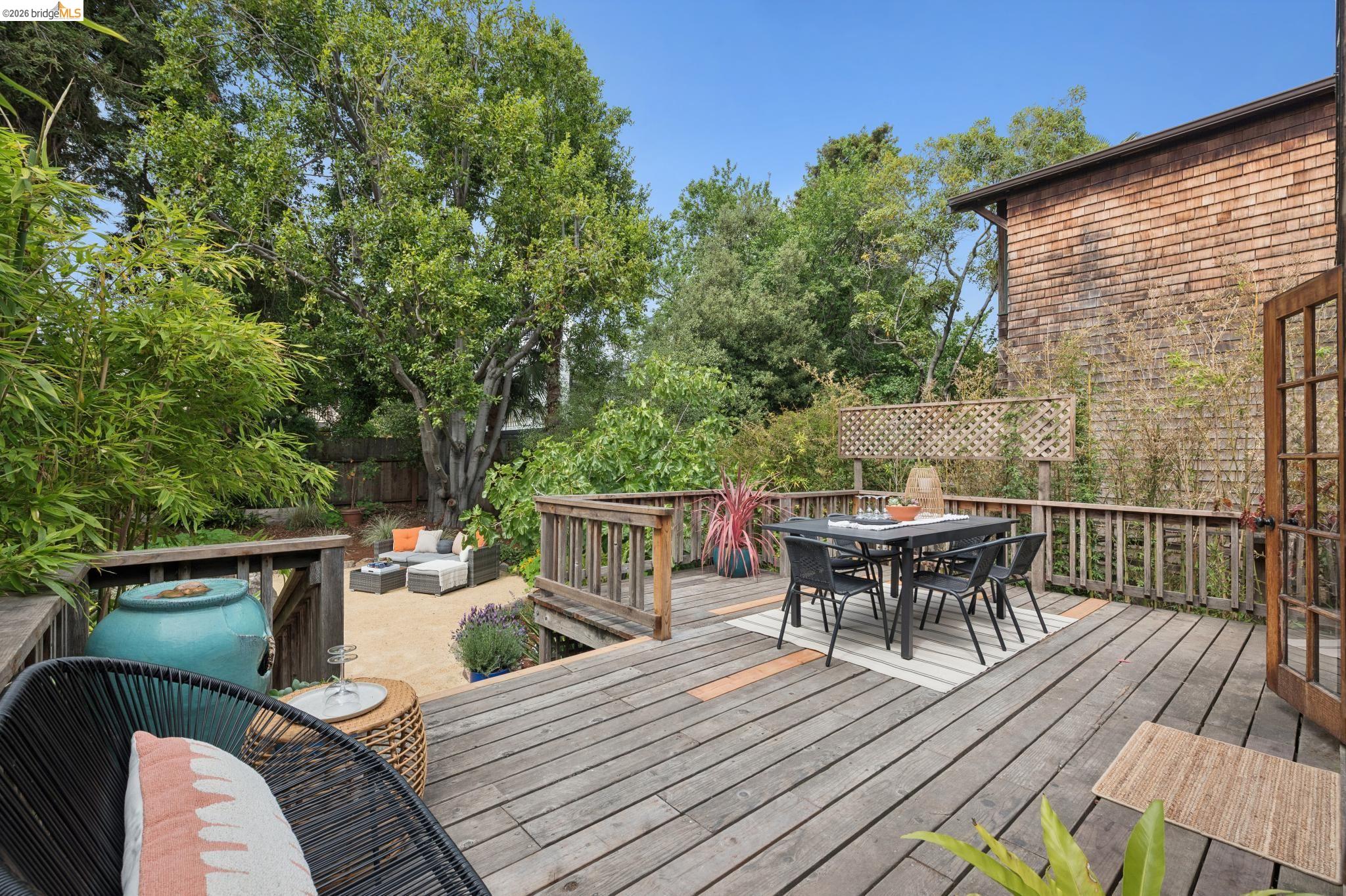 2121 Carleton St