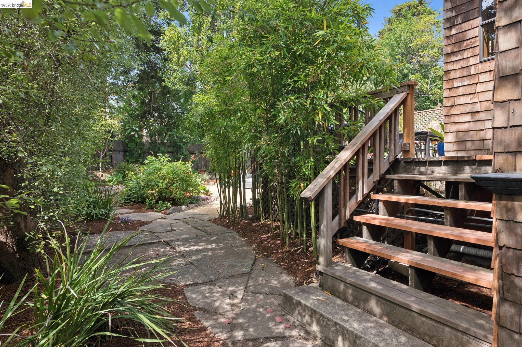 2121 Carleton St
