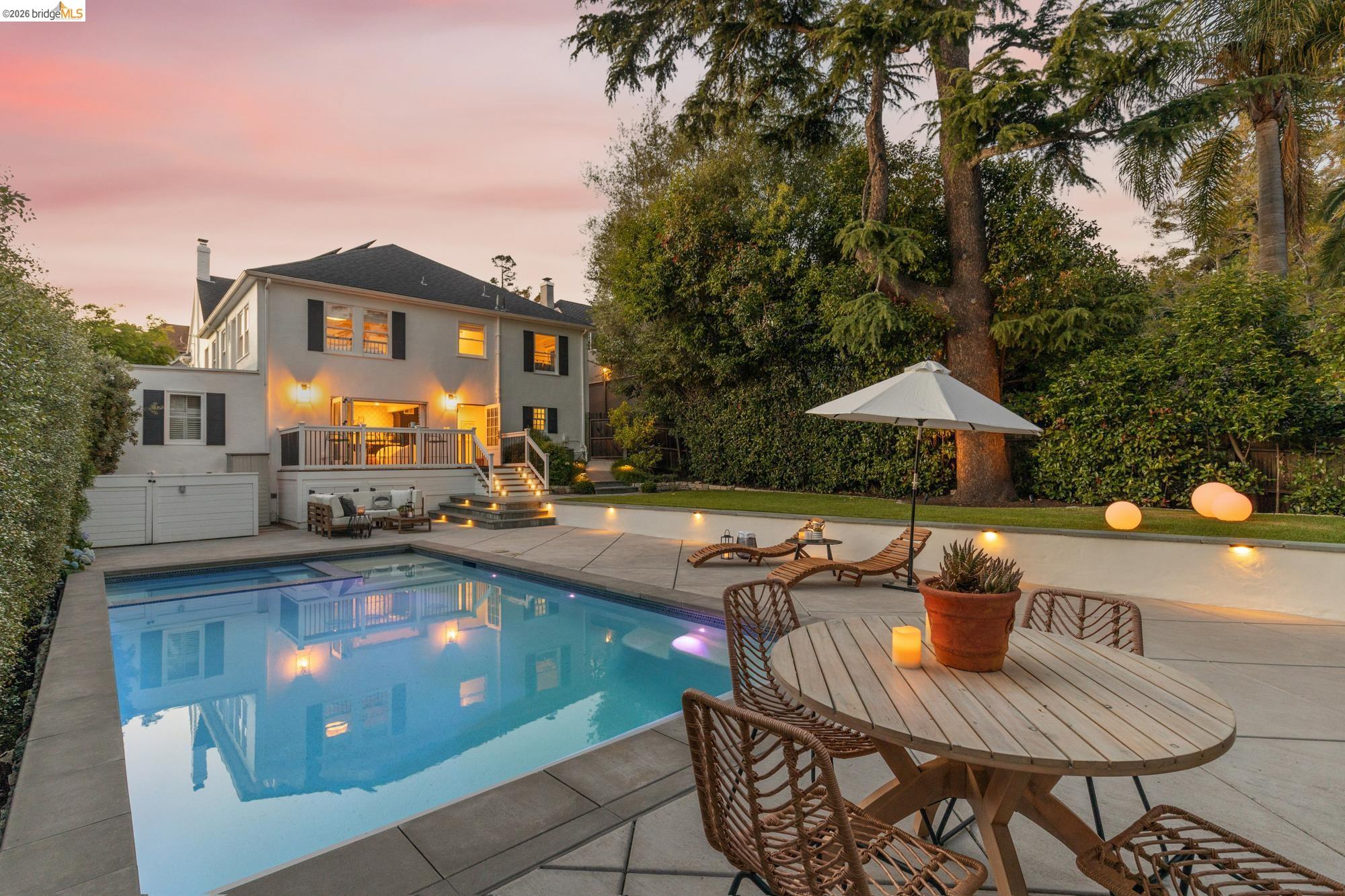 1115 Clarendon Cres