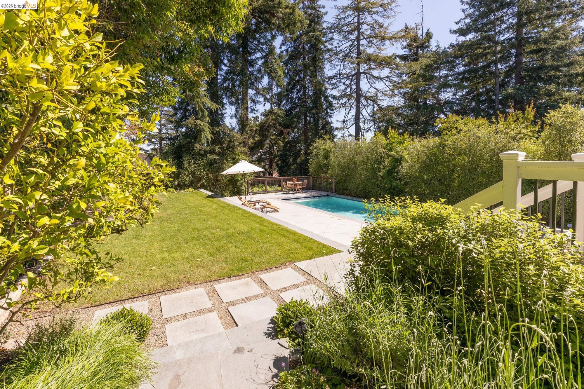 1115 Clarendon Cres