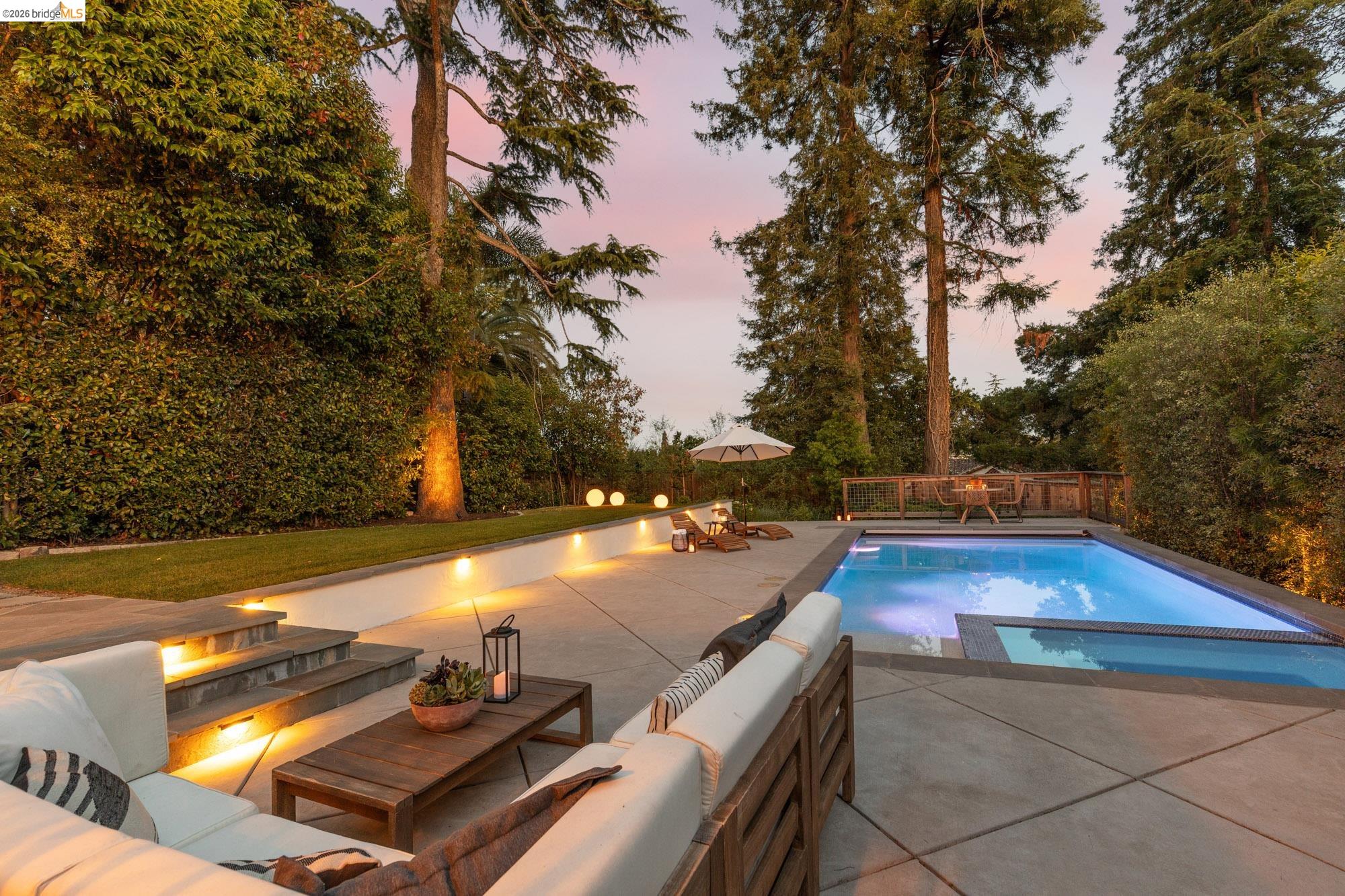 1115 Clarendon Cres
