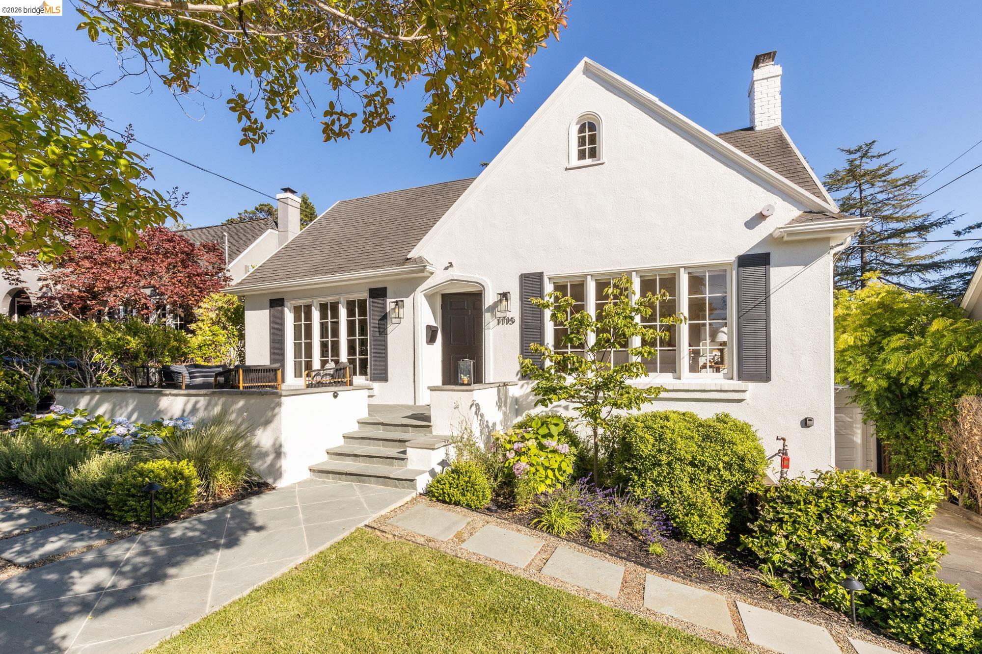 1115 Clarendon Cres