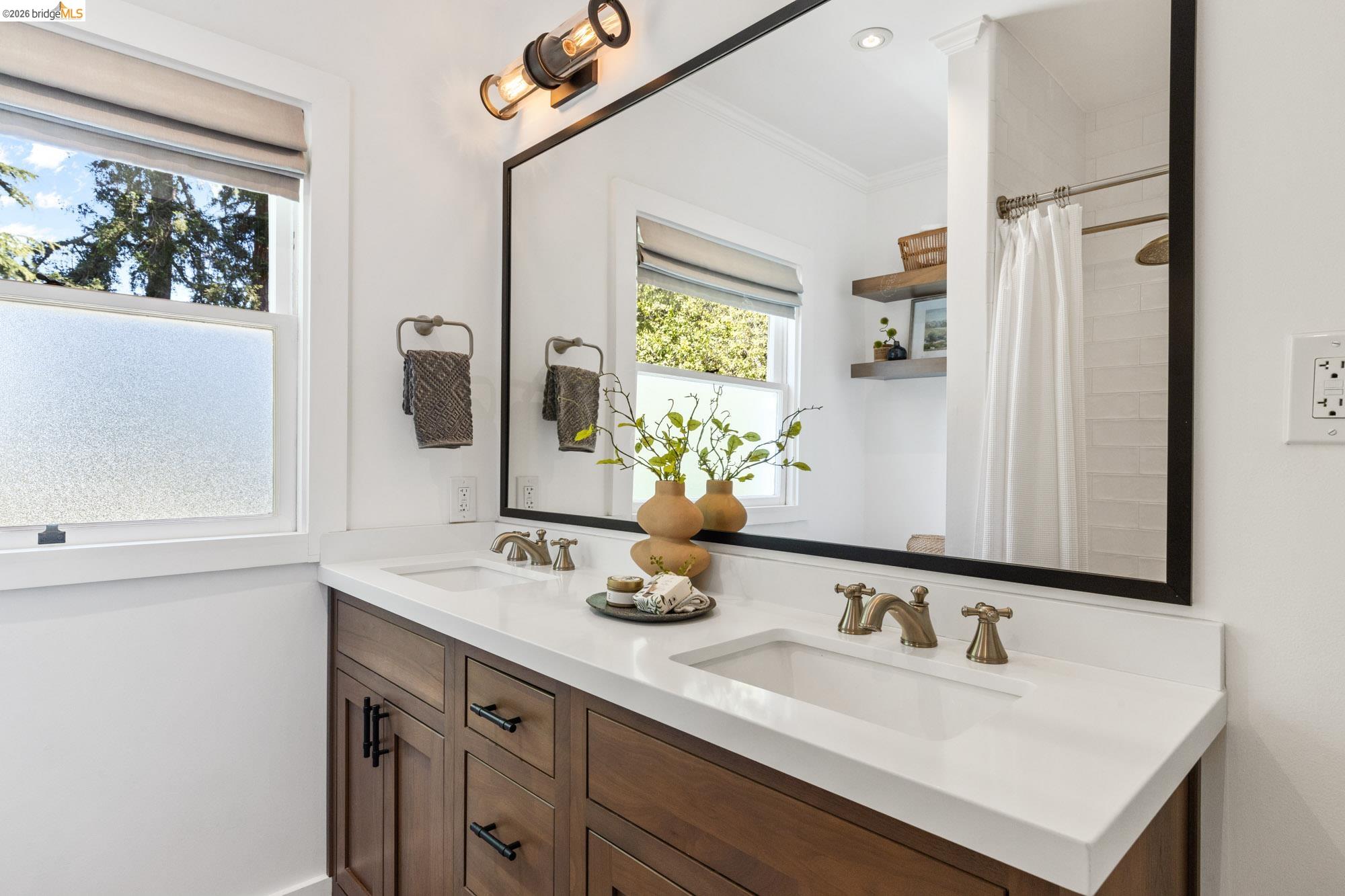 1115 Clarendon Cres