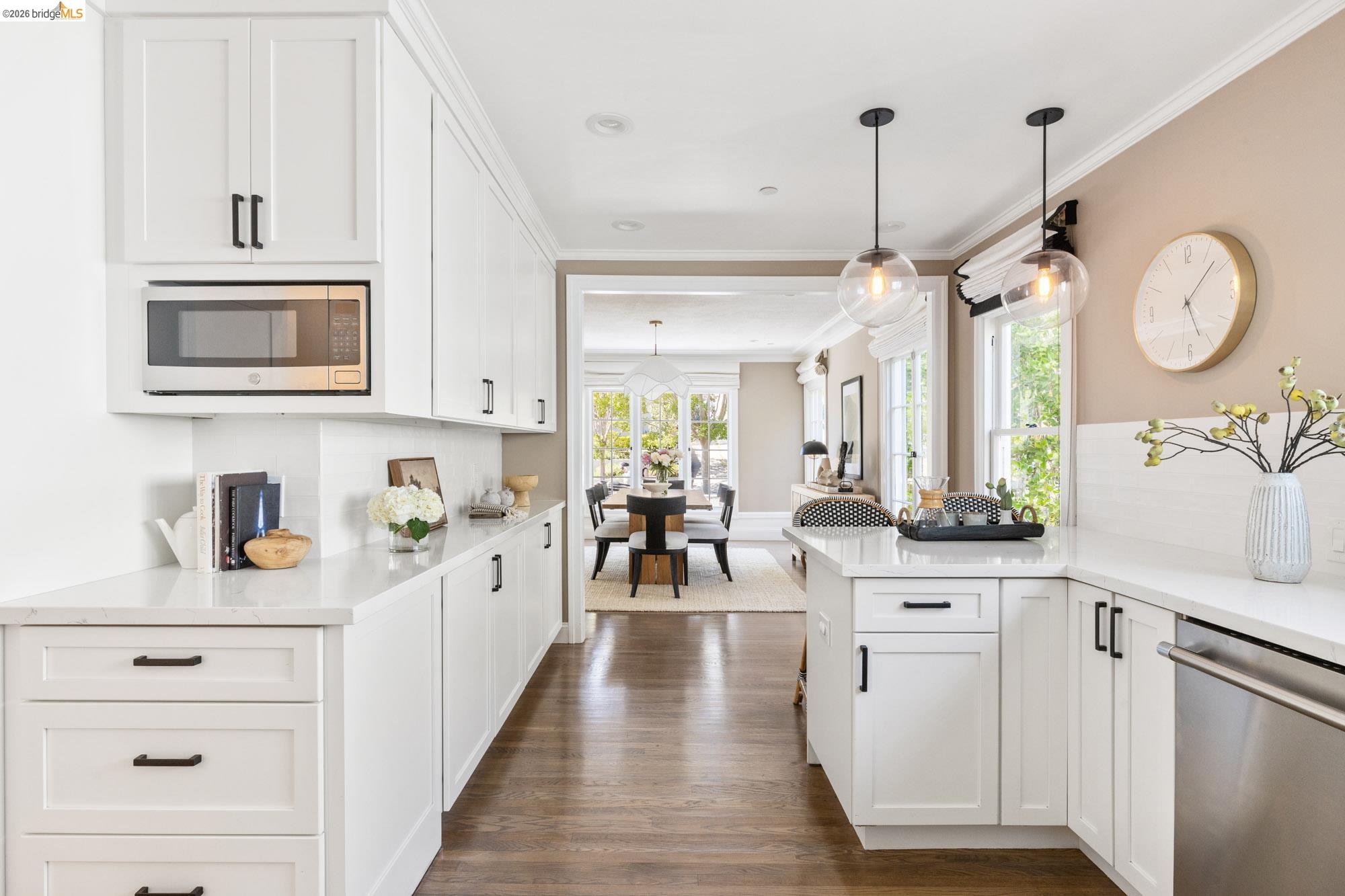 1115 Clarendon Cres