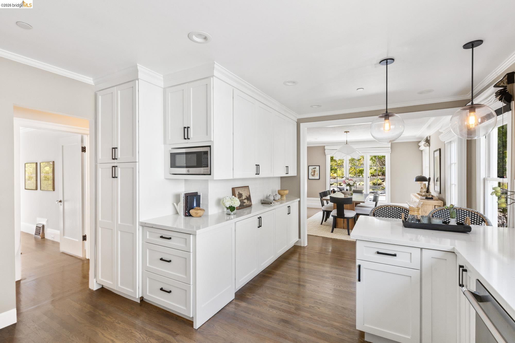 1115 Clarendon Cres