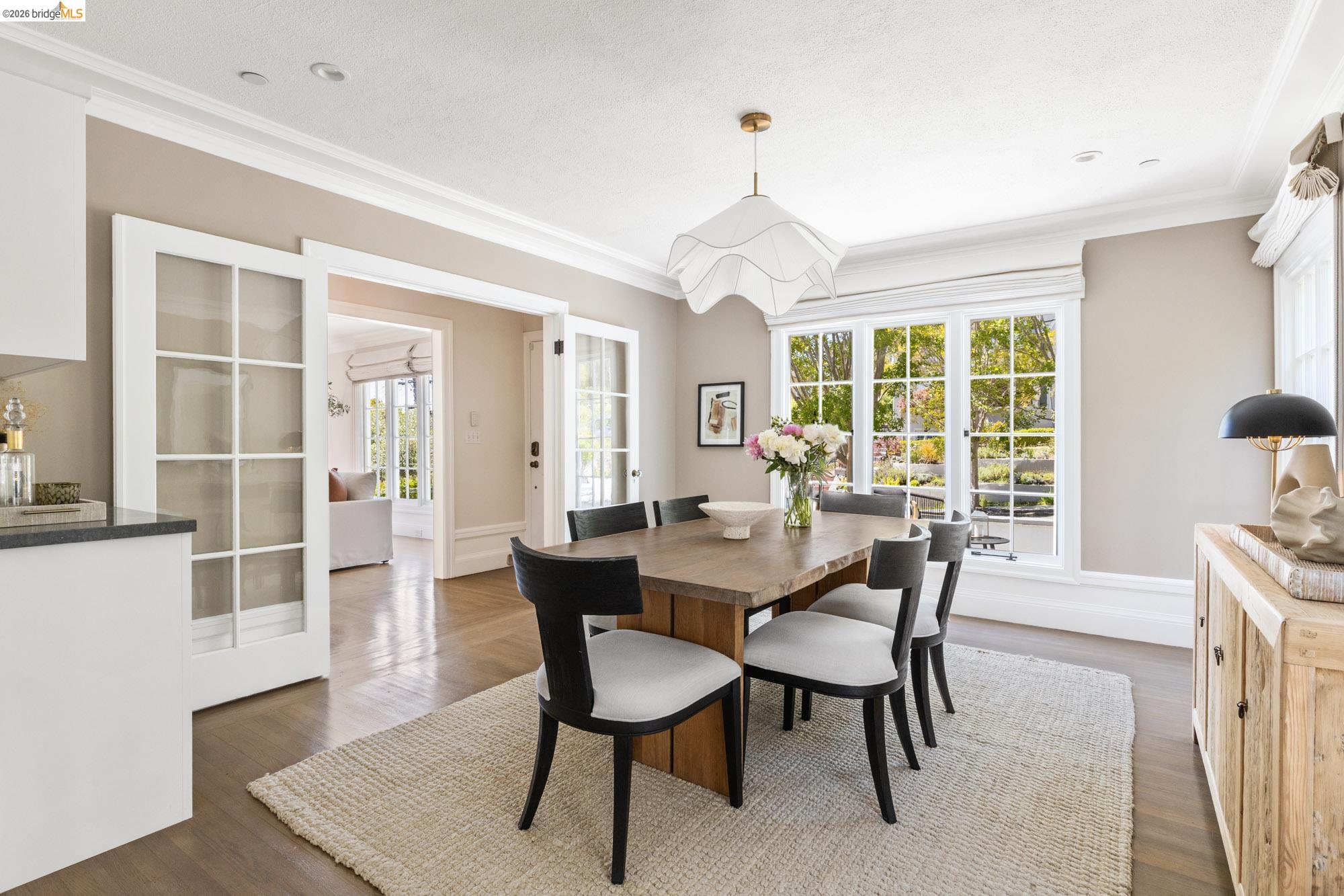 1115 Clarendon Cres