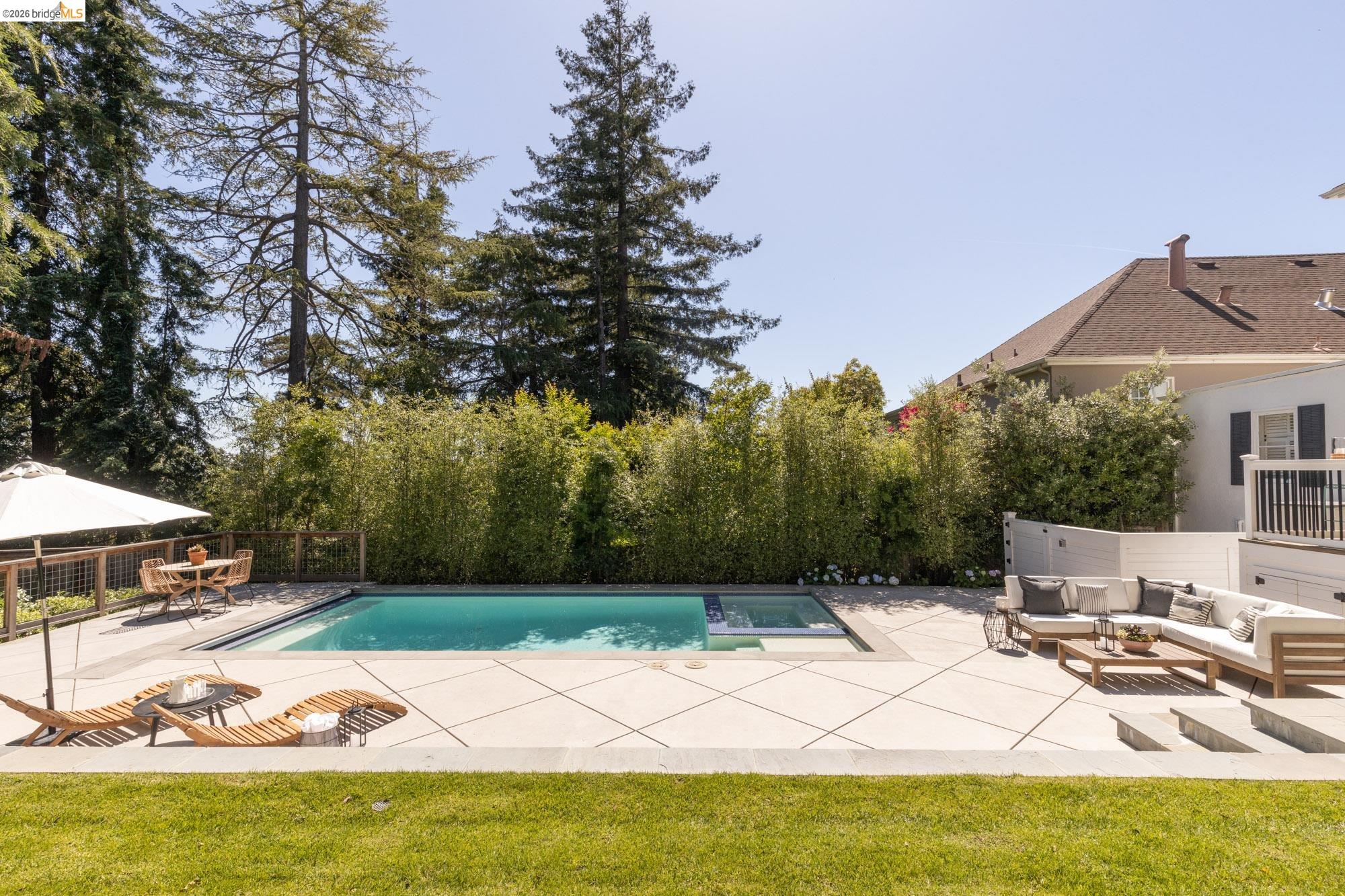 1115 Clarendon Cres