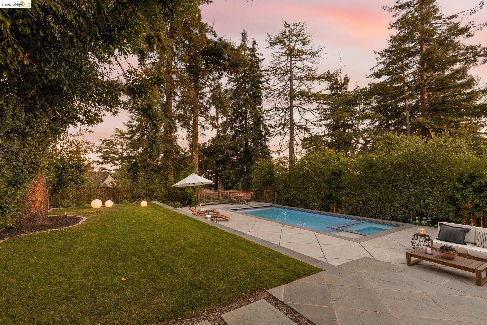 1115 Clarendon Cres